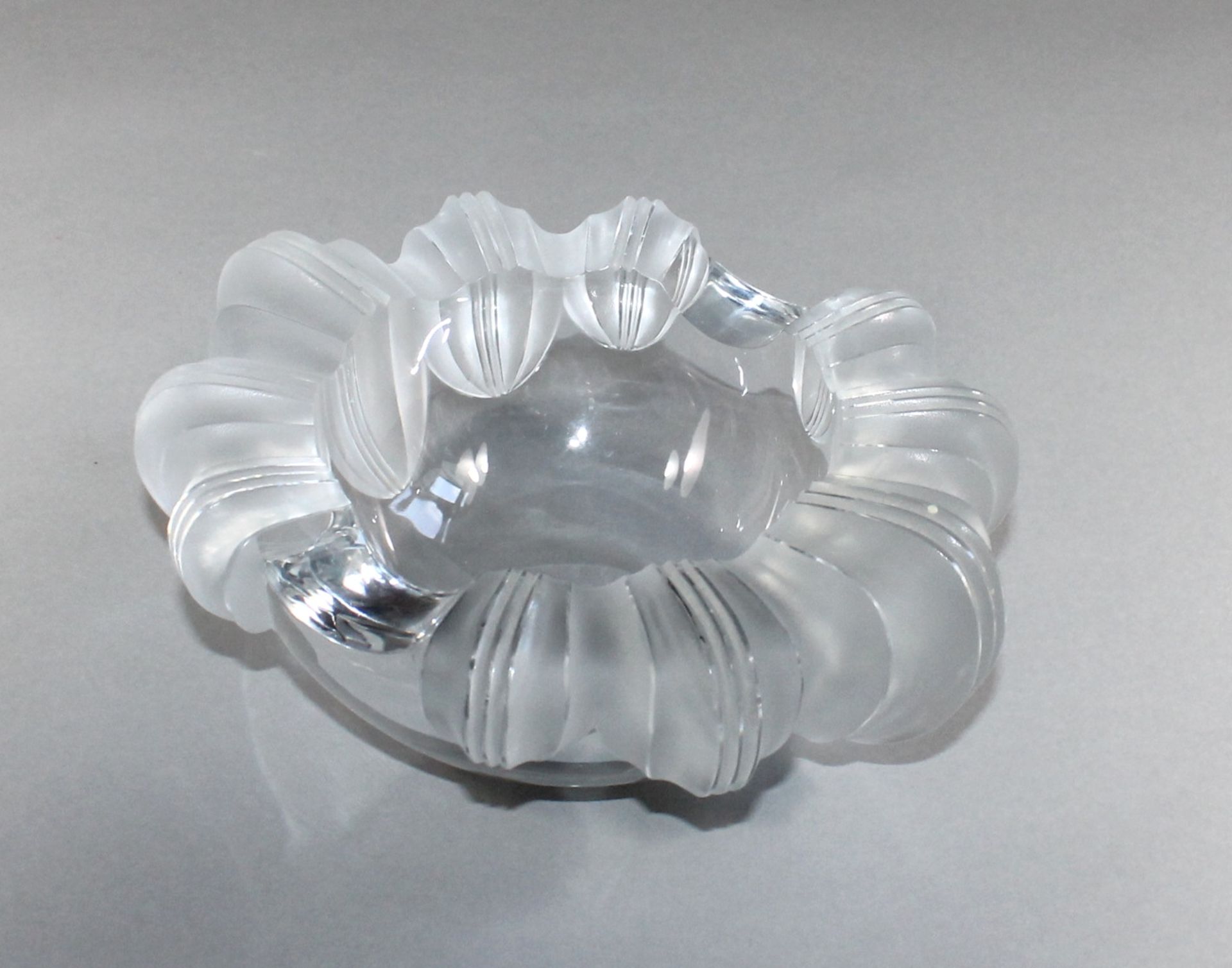 1 großer Aschenbecher Kristallglas, klar/matt, am Boden bezeichnet "Lalique, France", Modell "