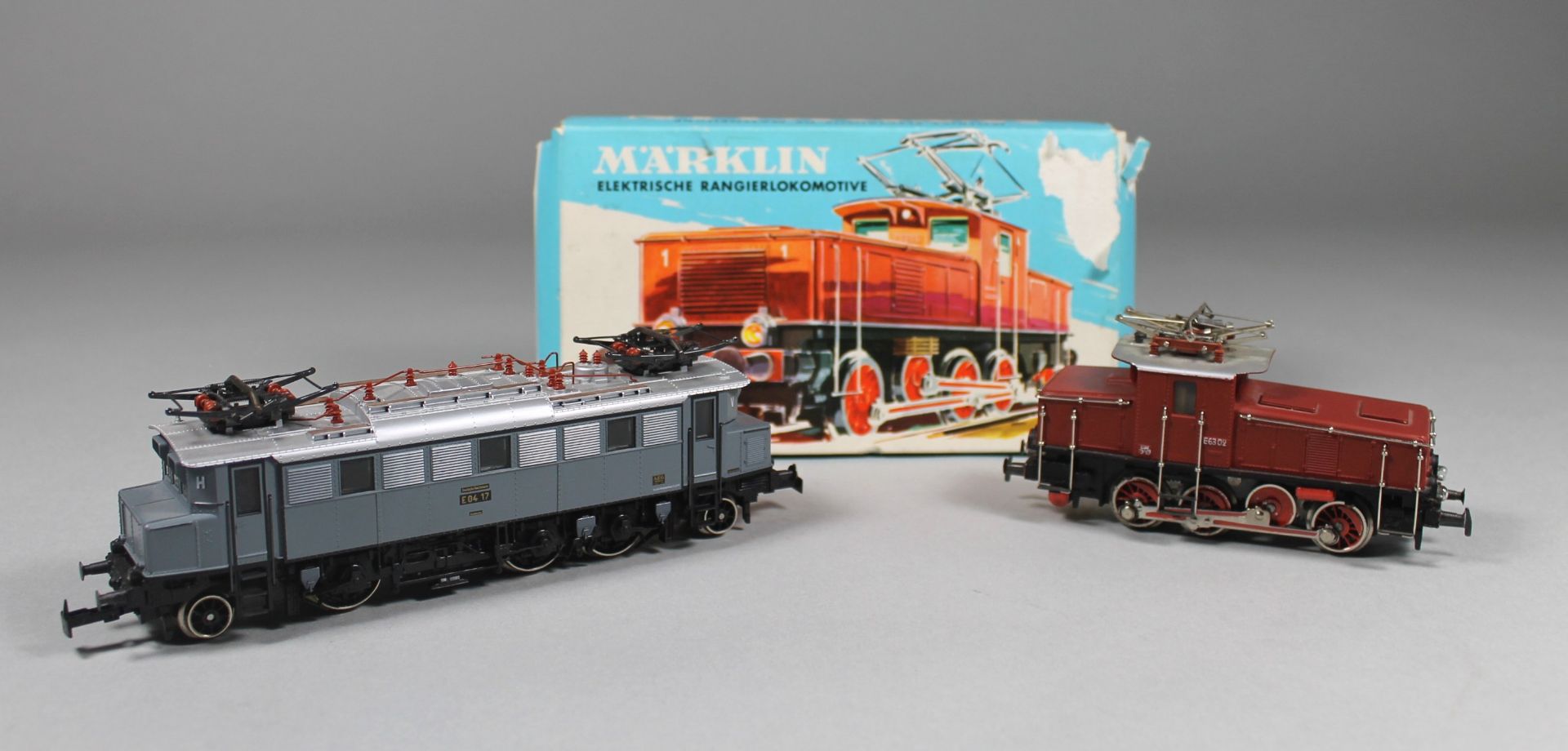 2 elektrische Lokomotiven; 1 graue Elektrolok "Märklin, E04 17", Spur HO, Wechselstrom, Steuerung