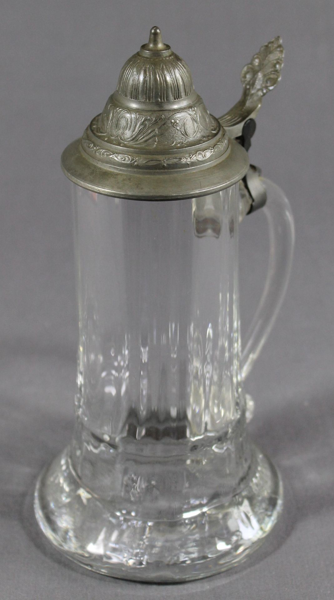 1 Bierkrug Glas mit verziertem Zinndeckel, schwere Ausführung H ca. 25cm, 20. Jhd.,