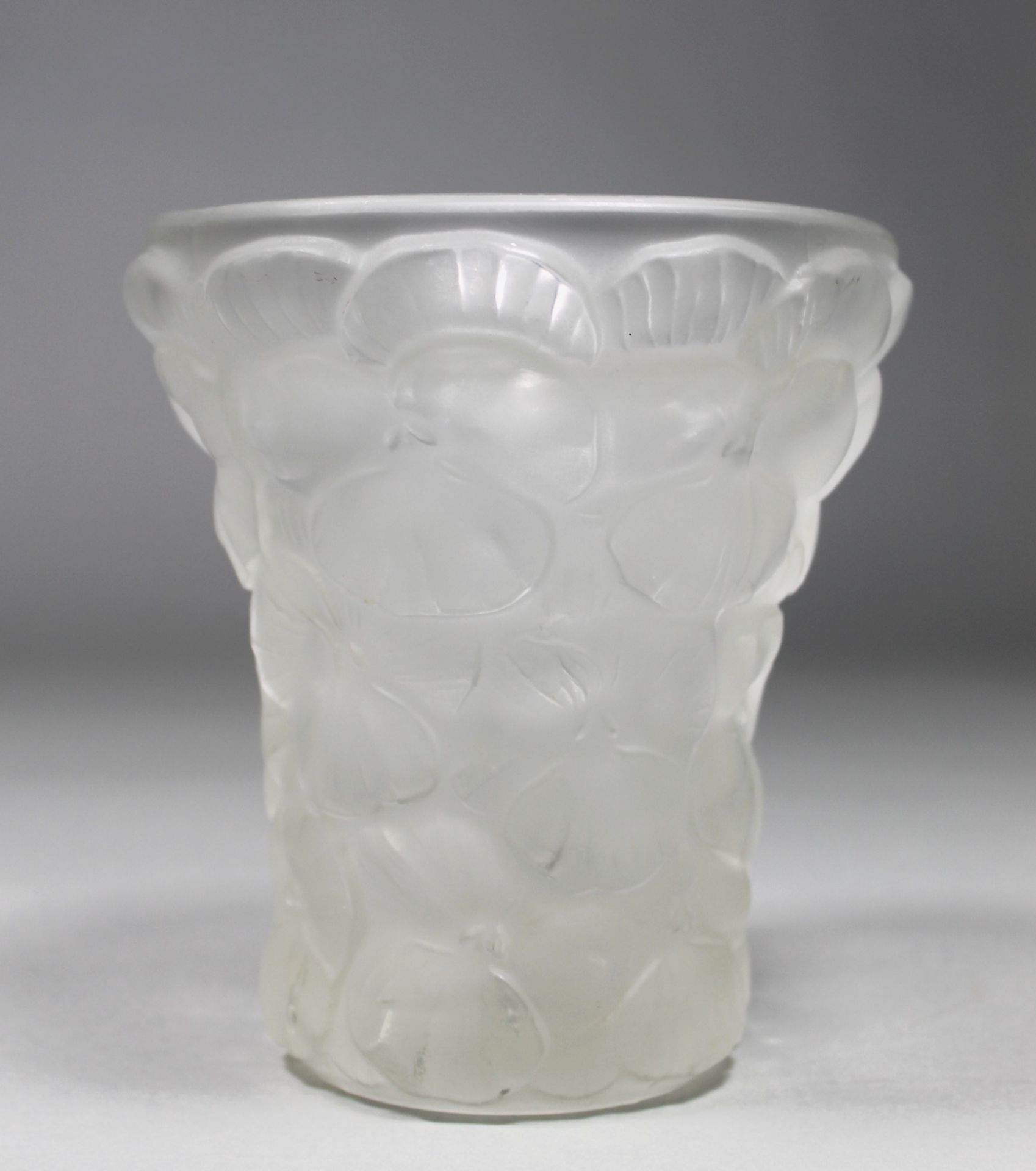 1 Vase, farbloses und satiniertes Glas, preßluftgeblasen, Wandung mit plastischem