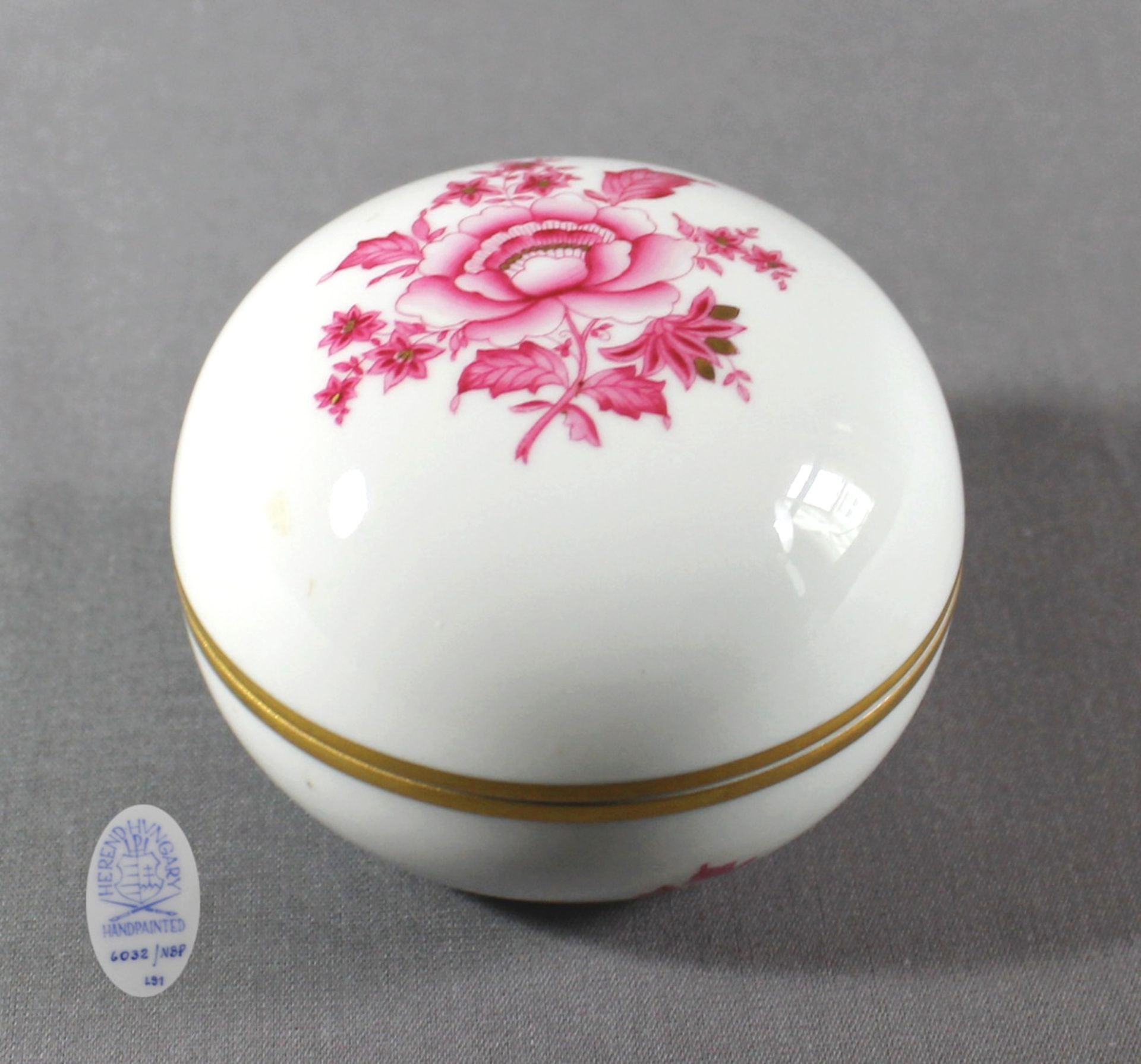 1 kleine runde Deckeldose Porzellan „Herend“, Blumendekor in purpur mit Goldstaffage auf Glasur, H