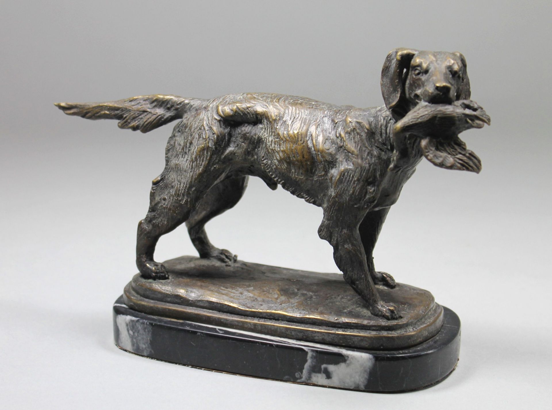 1 Bronzefigur auf Marmorplinthe "Jagdhund mit Beute im Maul", keine Signatur erkennbar, ca. 18,5cm x