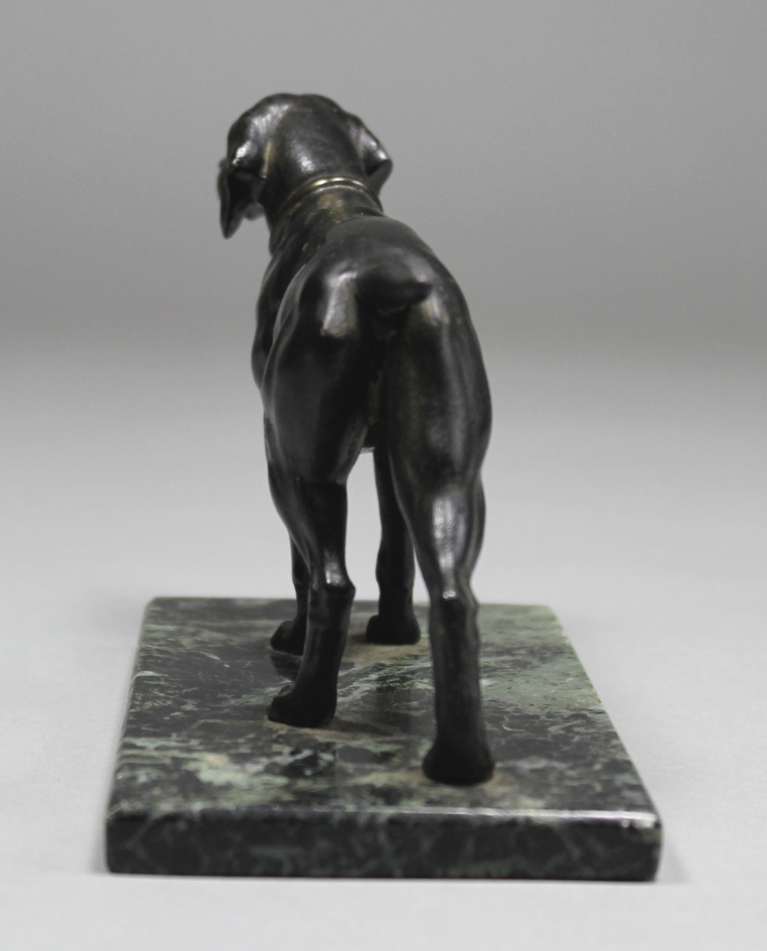 1 kleine Bronzefigur geschwärzt, montiert auf quaratischer Marmorplinthe (minimal best.) "Jagdhund", - Bild 4 aus 4