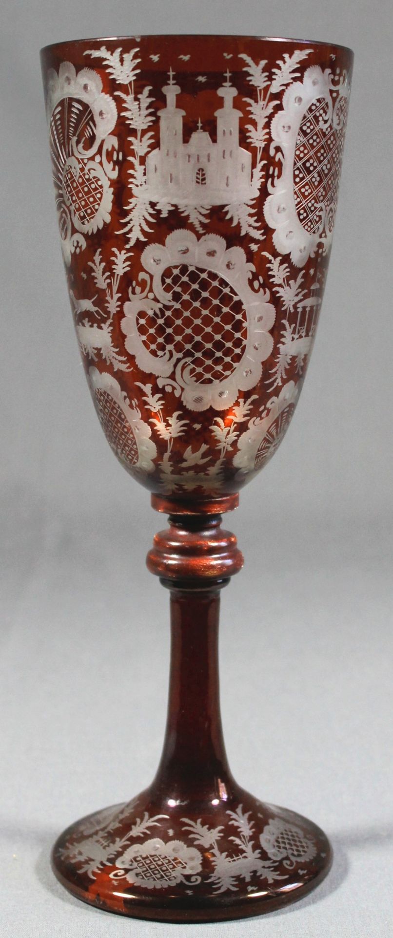 1 großes Pokalglas, mundgeblasen, ausgeschliffener Abriss, rubinrot lasiert und dekorativ - Bild 4 aus 6