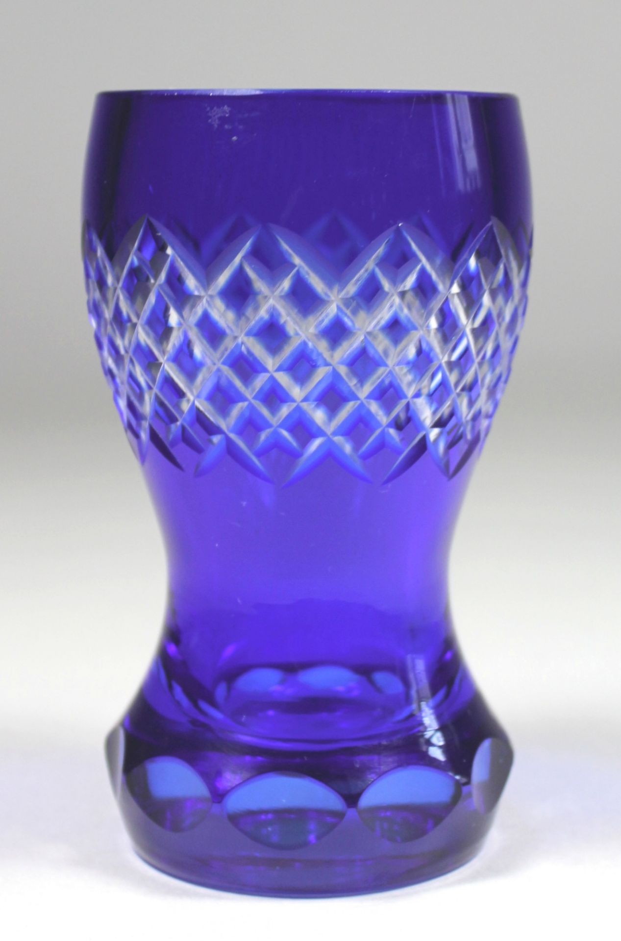1 kleiner Ranftbecher Glas, kobaltblau lasiert und dekorativ beschliffen, H ca. 14cm,