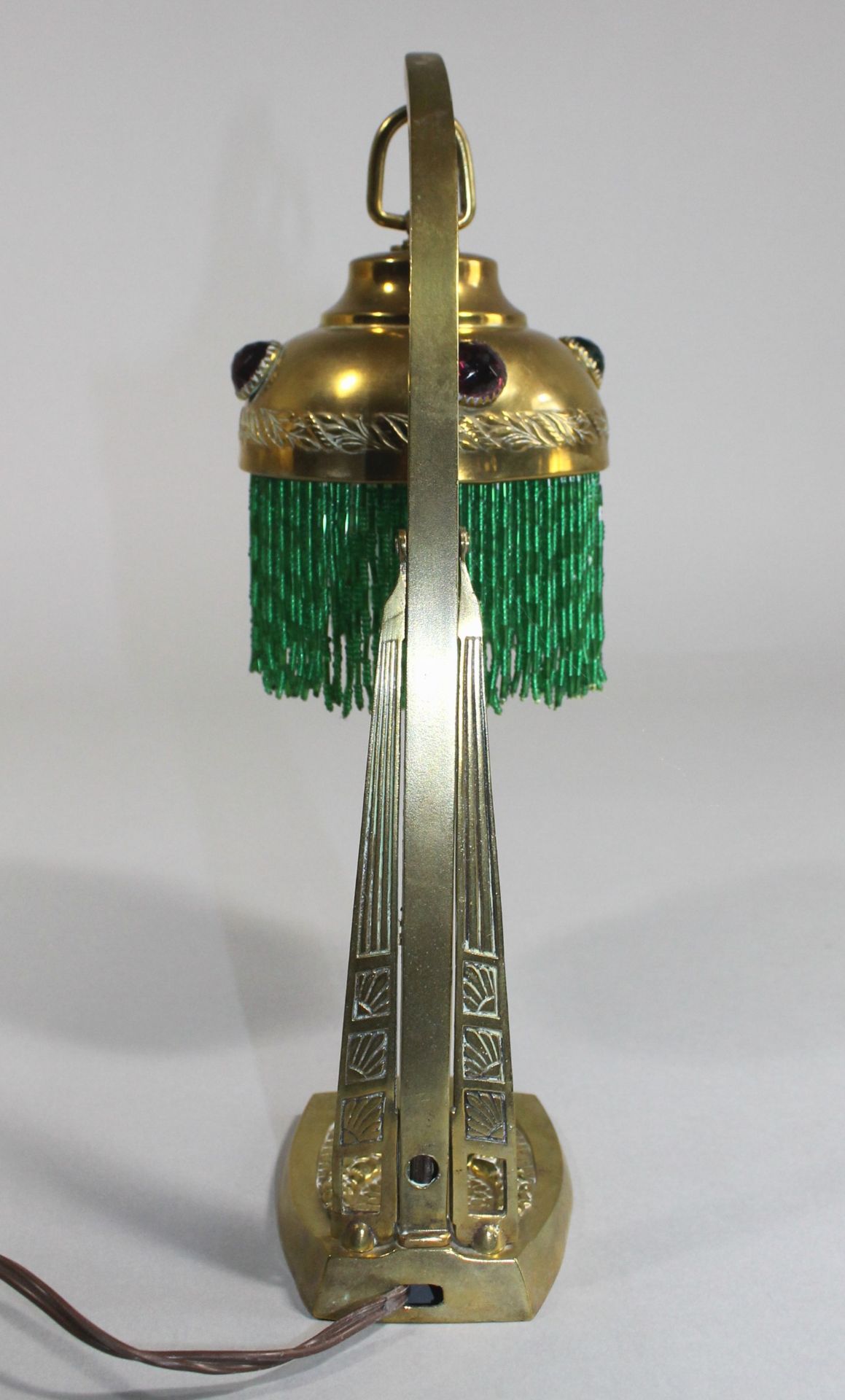 1 kleine Tischlampe Messing, Fuß und Schirm mit geprägtem Dekor, Schirm mit grünem - Bild 2 aus 2