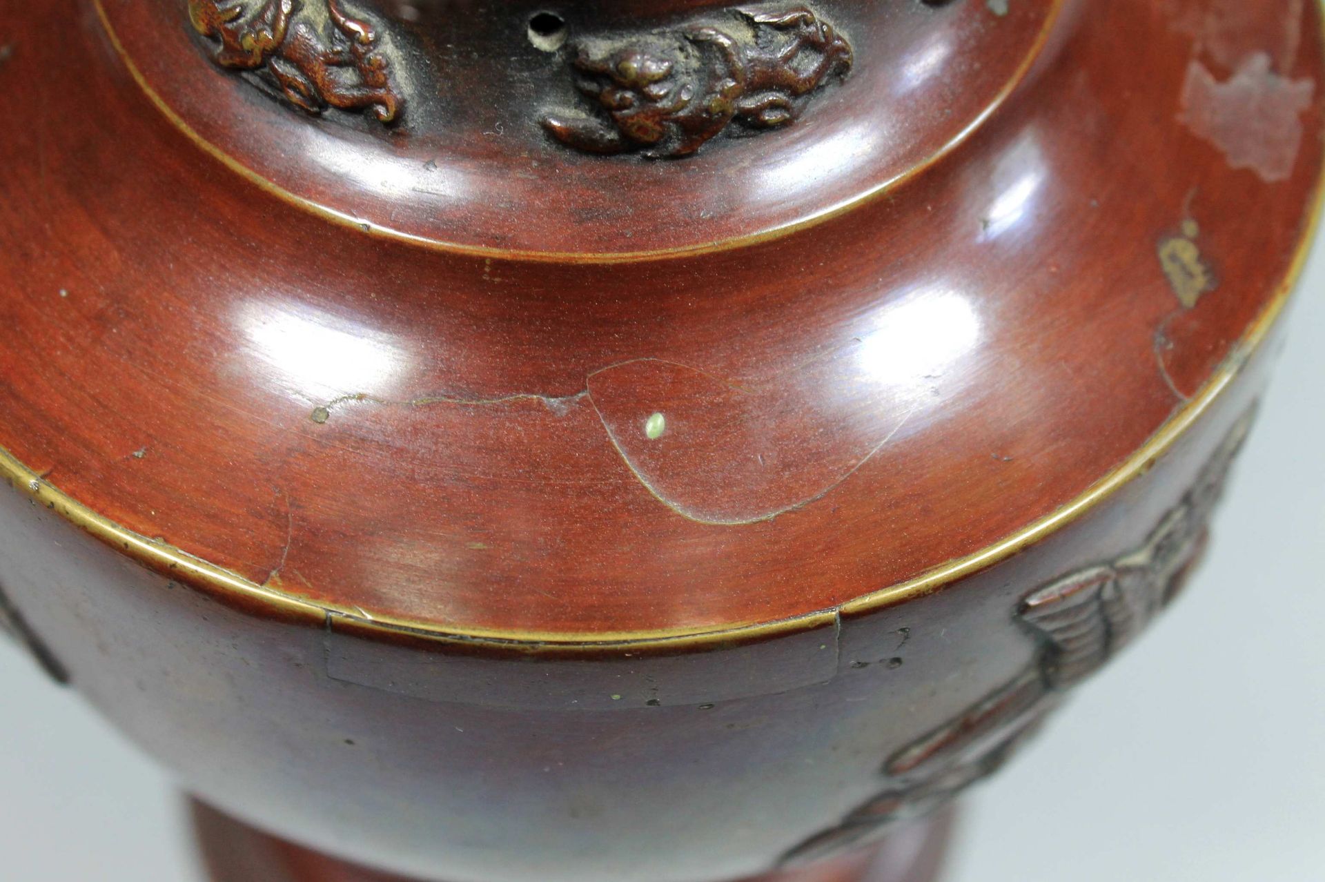 1 Vase Messing, bronziert, mit aufgelegtem asiatischen Reliefdekor, am Hals 2 stilisierte und - Bild 4 aus 4