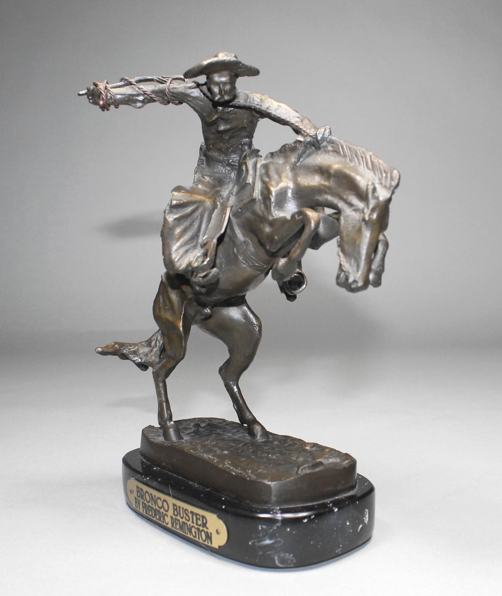 1 Bronzefigur auf ovaler Marmorplinthe "The Bronco Buster by Frederic Remington", mit Zertifikat, - Image 3 of 6