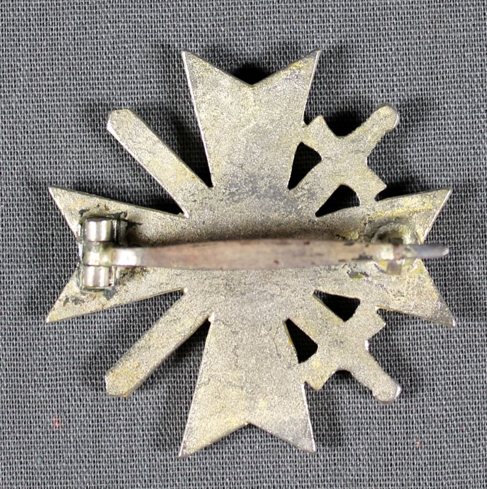 1 Kriegsverdienstkreuz mit Schwertern 1. Klasse, Hersteller L/12, breite Nadel, Buntmetall, - Bild 2 aus 2