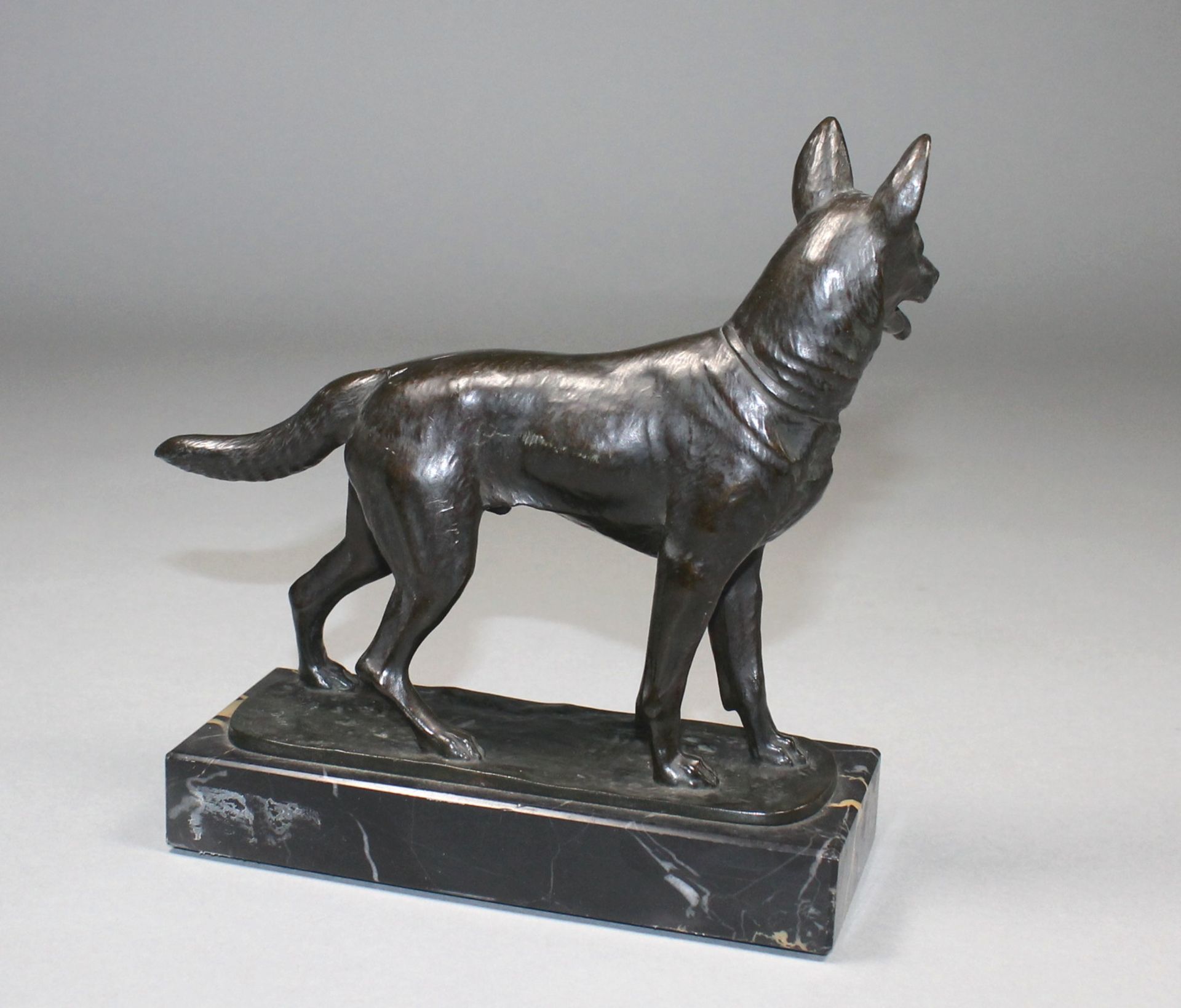 1 Bronzefigur auf schwarzer Marmorplinthe "deutscher Schäferhund mit zur Seite gewendetem Kopf", - Image 2 of 3