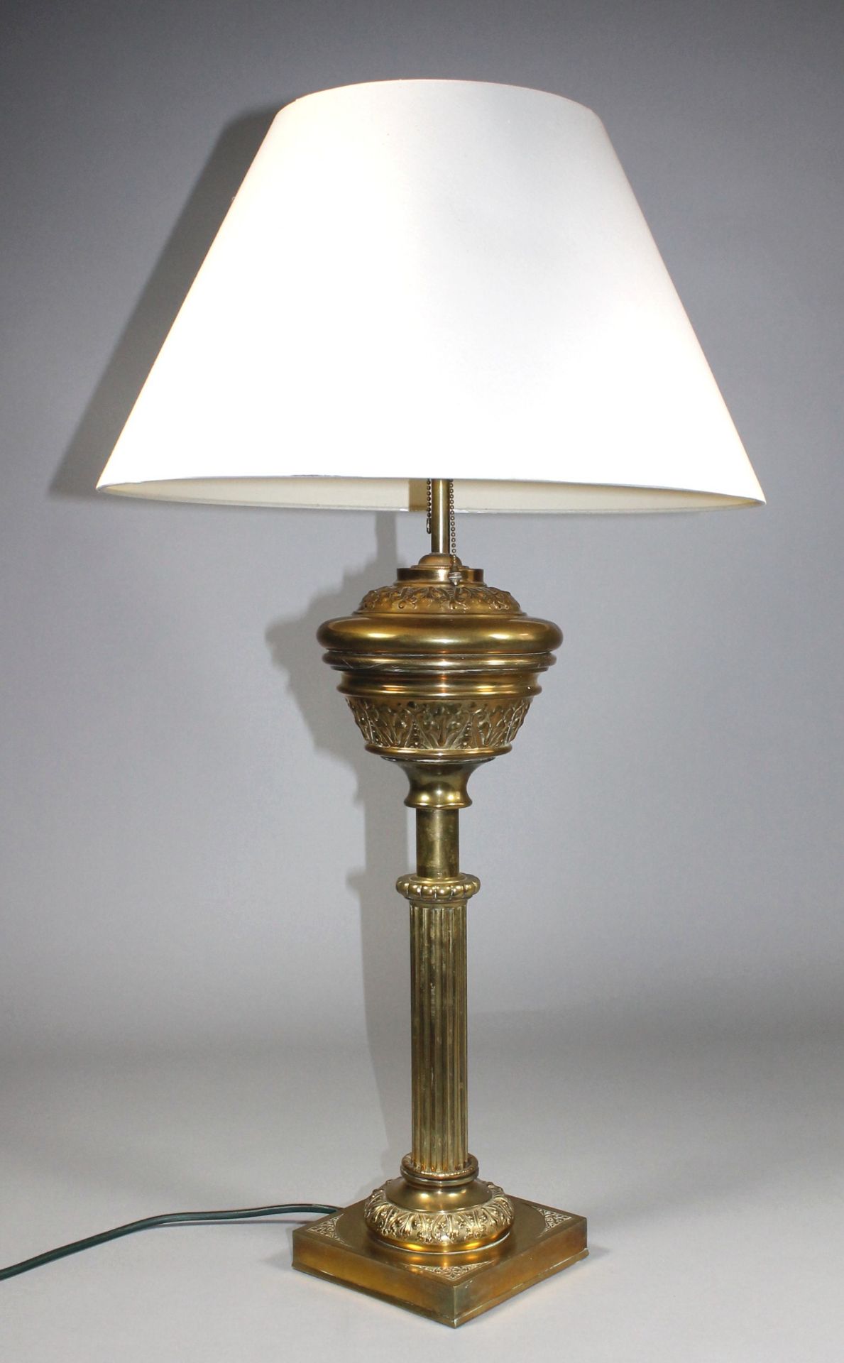1 große Tischlampe Messing mit geprägtem Dekor, 2-flammig, Stoffschirm, Höhenverstellbar, H ca.