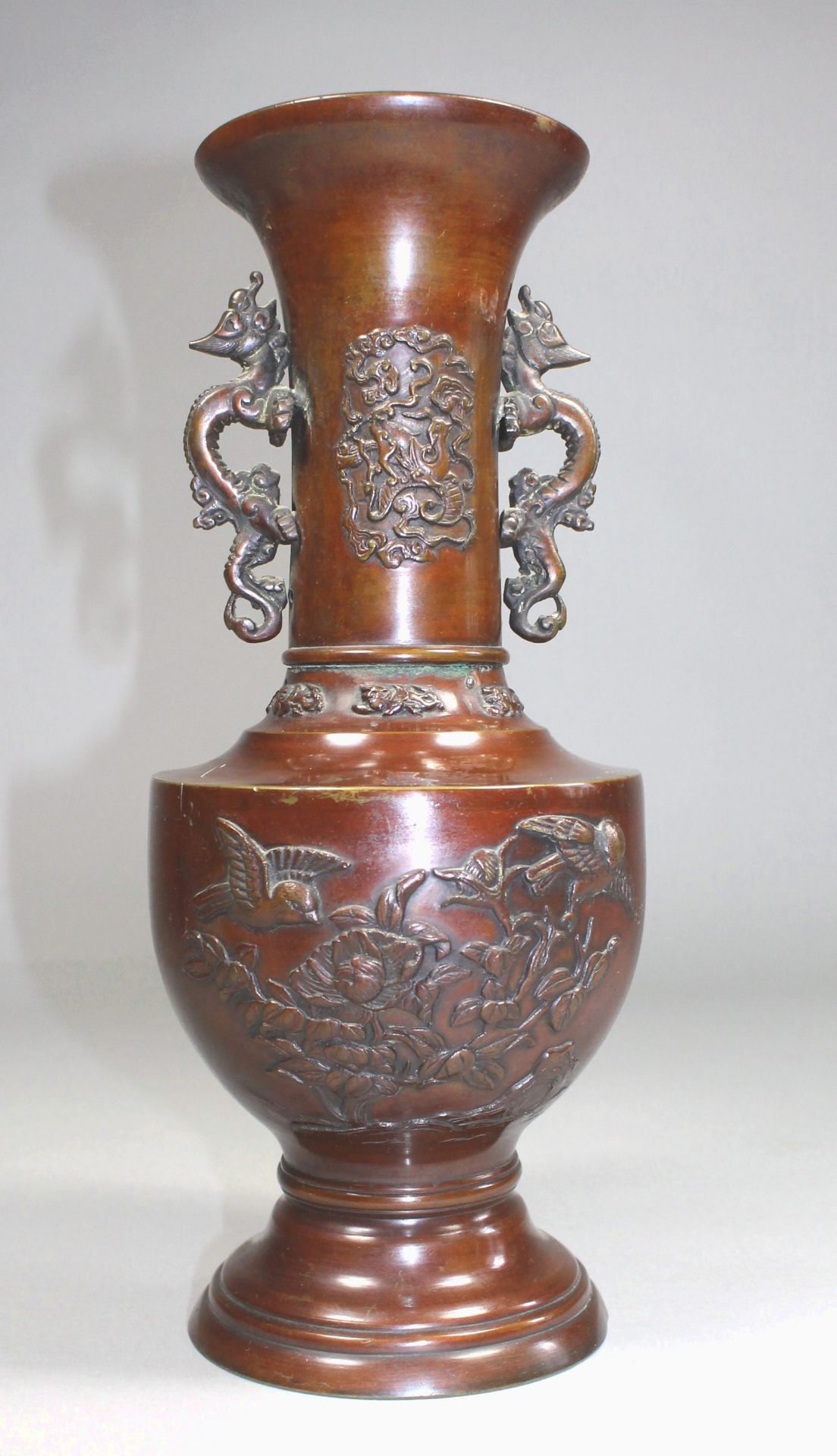 1 Vase Messing, bronziert, mit aufgelegtem asiatischen Reliefdekor, am Hals 2 stilisierte und