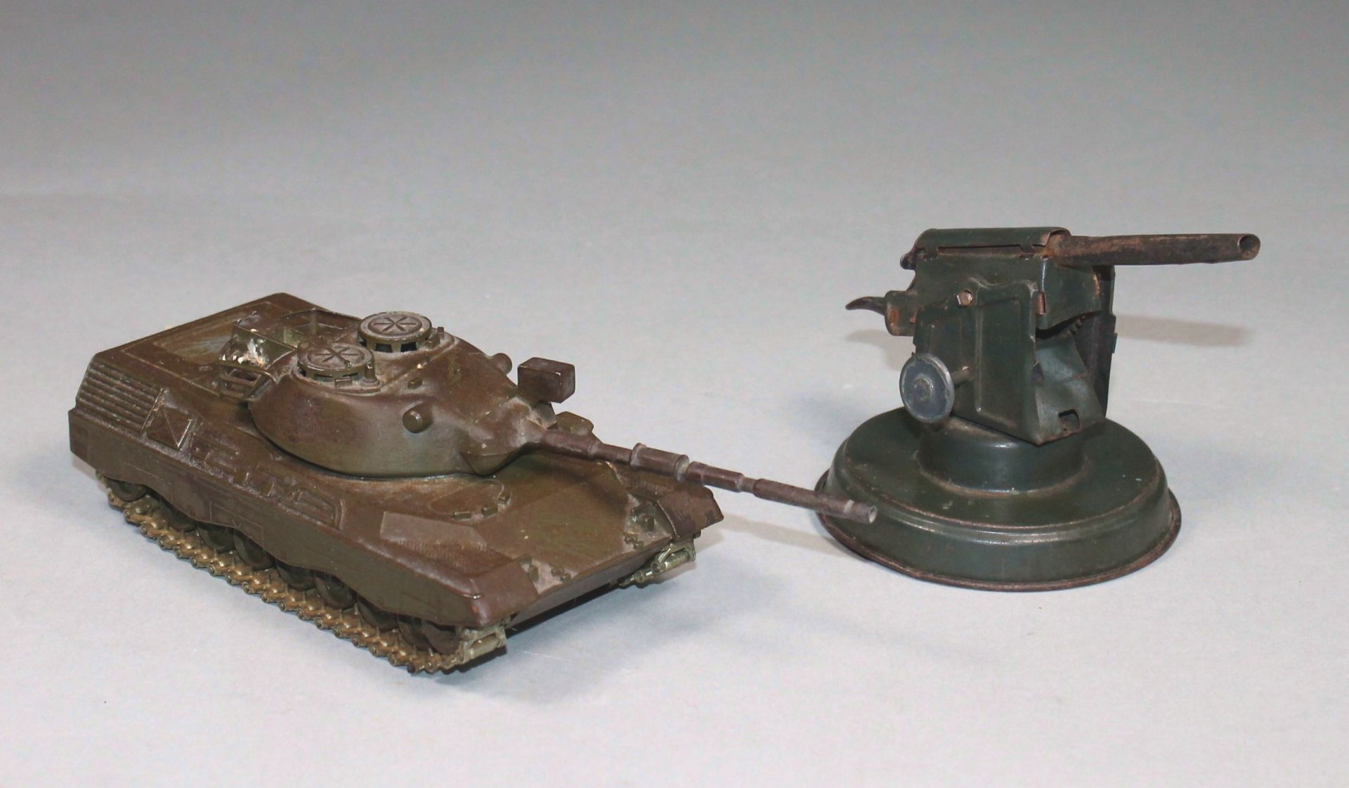 1 kleiner Panzer "Solido, France, KpZ Leopard no.243 12-1974" und 1 Flagg, bespielt,