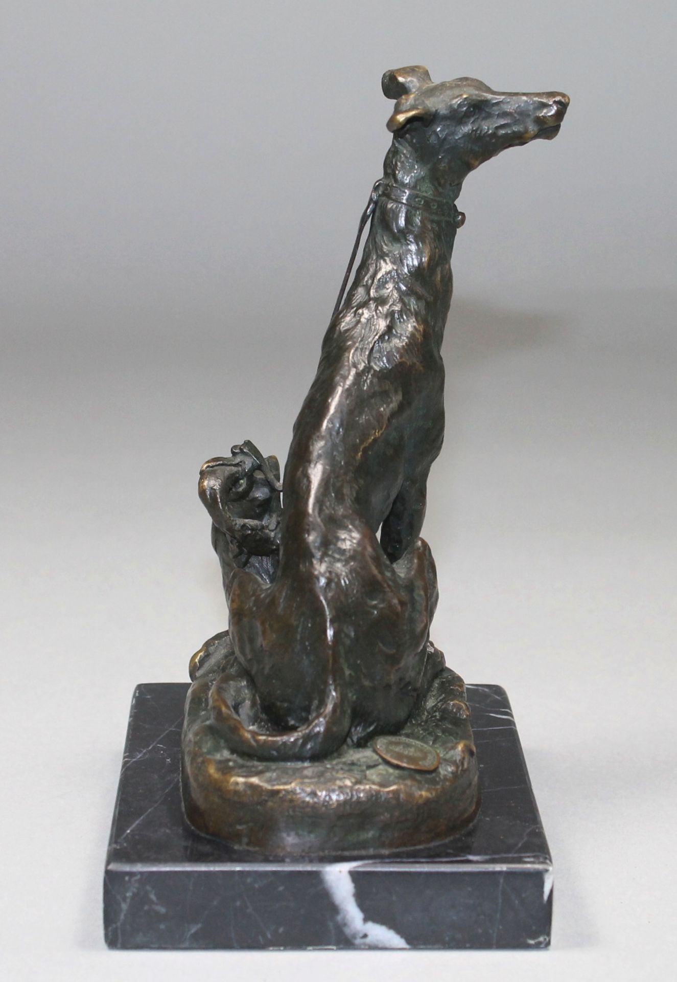 1 Bronzefigur auf Marmorplinthe "sitzender Windhund, angeleint an einem Baumstumpf", Bronze - Bild 4 aus 4