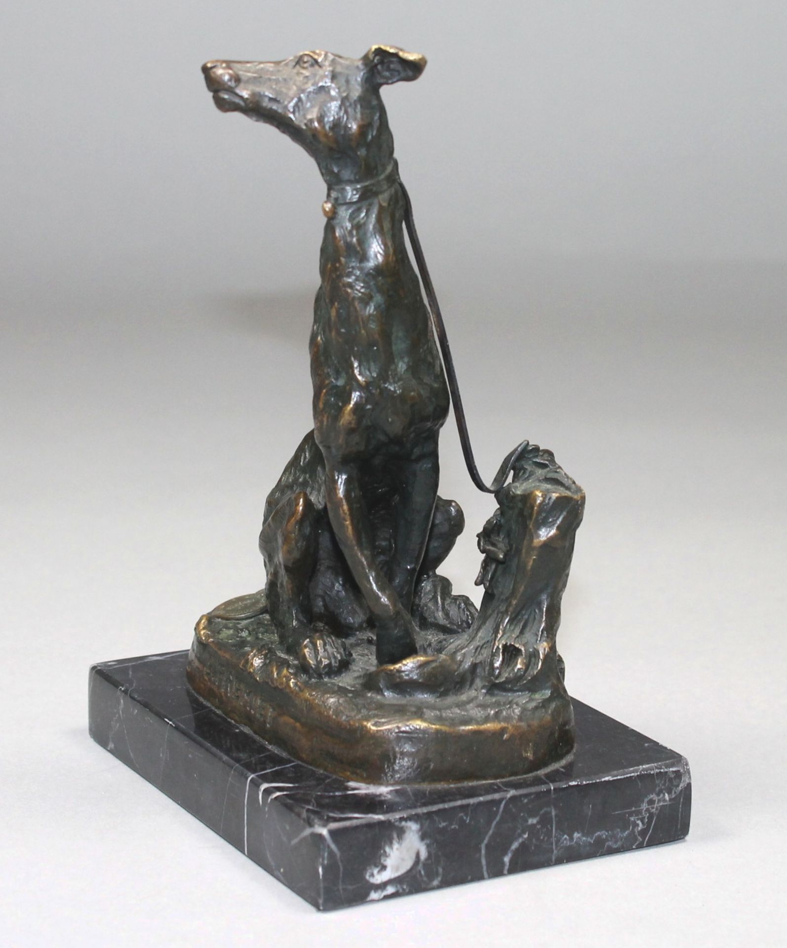 1 Bronzefigur auf Marmorplinthe "sitzender Windhund, angeleint an einem Baumstumpf", Bronze - Bild 2 aus 4