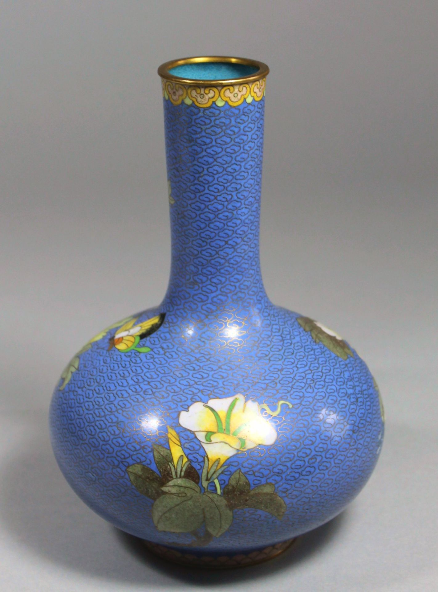 1 Cloisonné-Vase Messing/Emaille, polychromer floraler Dekor mit Schmetterling auf hellblauem - Image 3 of 3