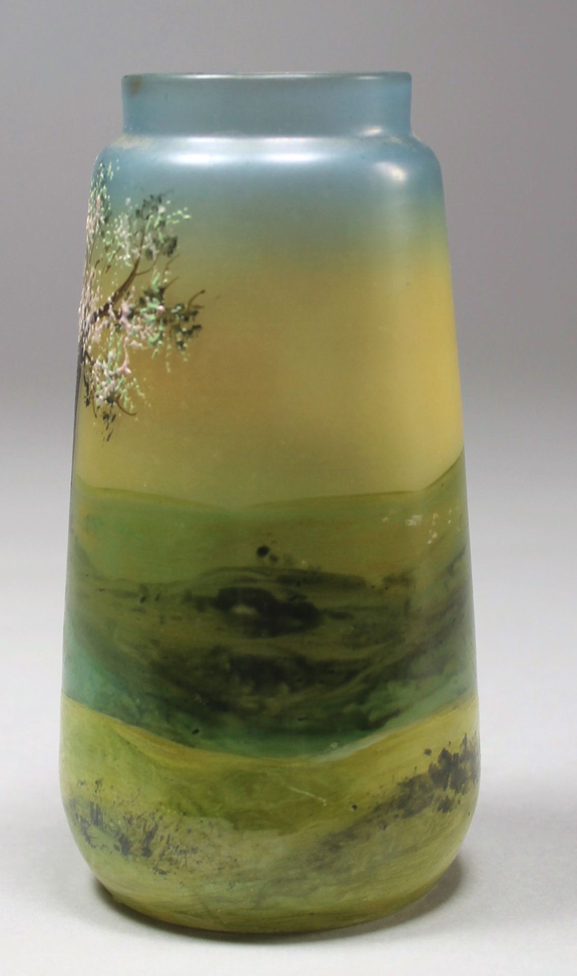 1 kleine Vase Glas, handbemalt "Landschaft im Frühling mit Bauernhof", H ca. 14,5cm, Anfang 20. - Image 2 of 2