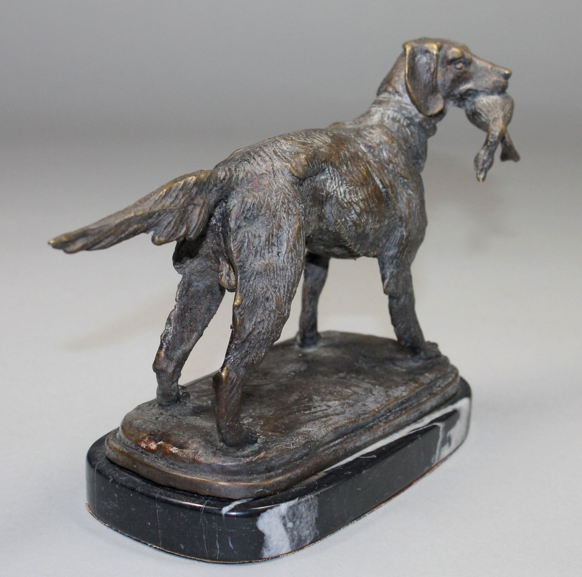 1 Bronzefigur auf Marmorplinthe "Jagdhund mit Beute im Maul", keine Signatur erkennbar, ca. 18,5cm x - Bild 4 aus 4