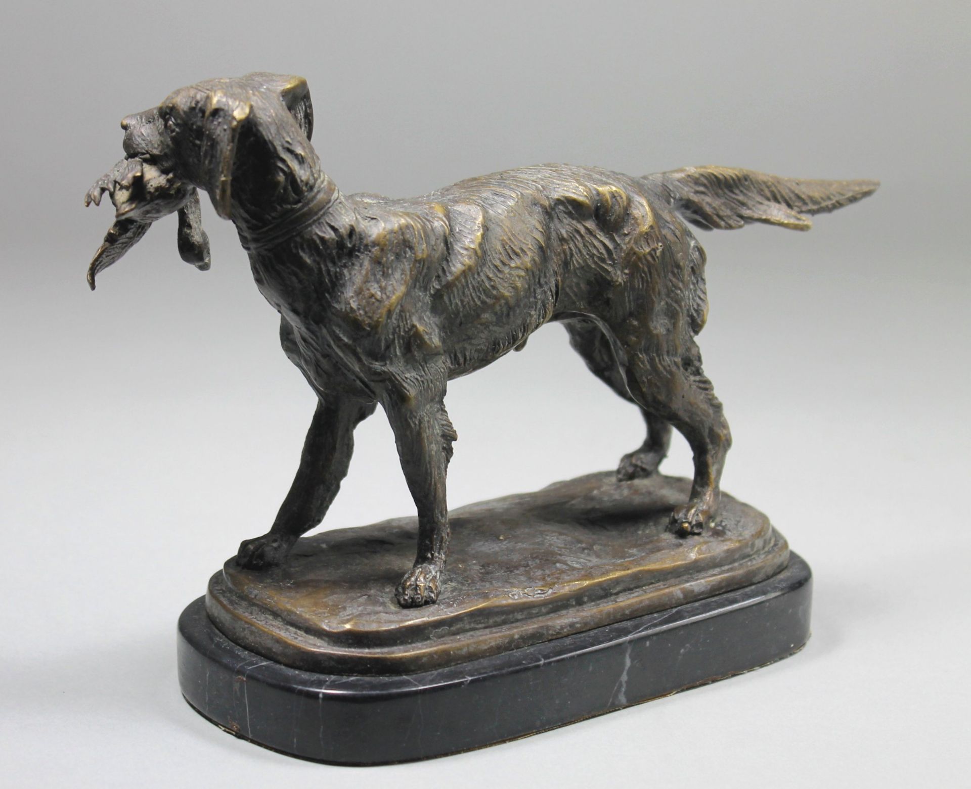1 Bronzefigur auf Marmorplinthe "Jagdhund mit Beute im Maul", keine Signatur erkennbar, ca. 18,5cm x - Bild 2 aus 4