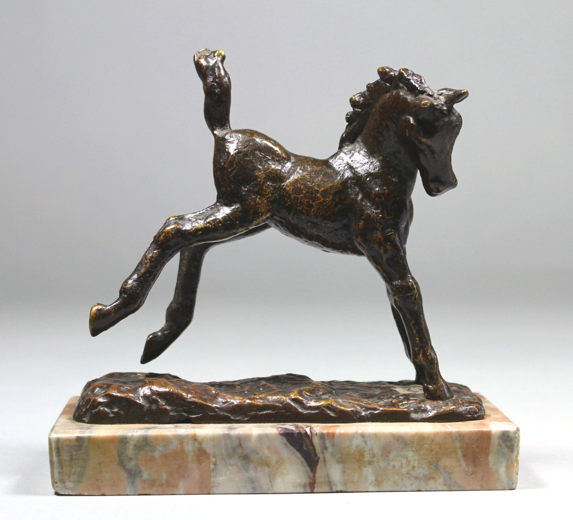 1 kleine Skulptur Bronze, auf Marmorsockel "Fohlen", um 1920, Entwurf Emil Manz (1880-1945),