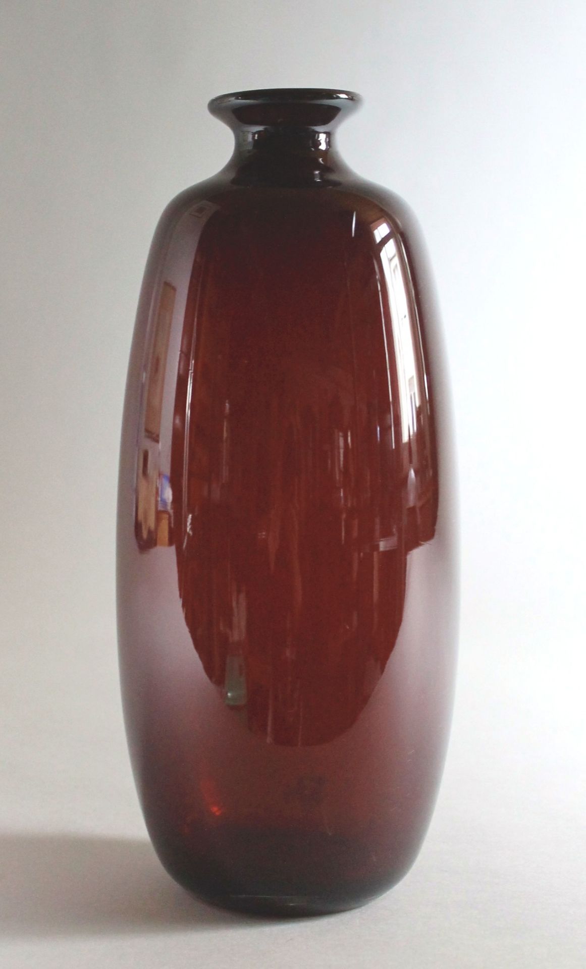 1 Vase, rotes Glas, mundgeblasen, ausgeschliffener Abriss, am Stand monogrammiert, datiert und