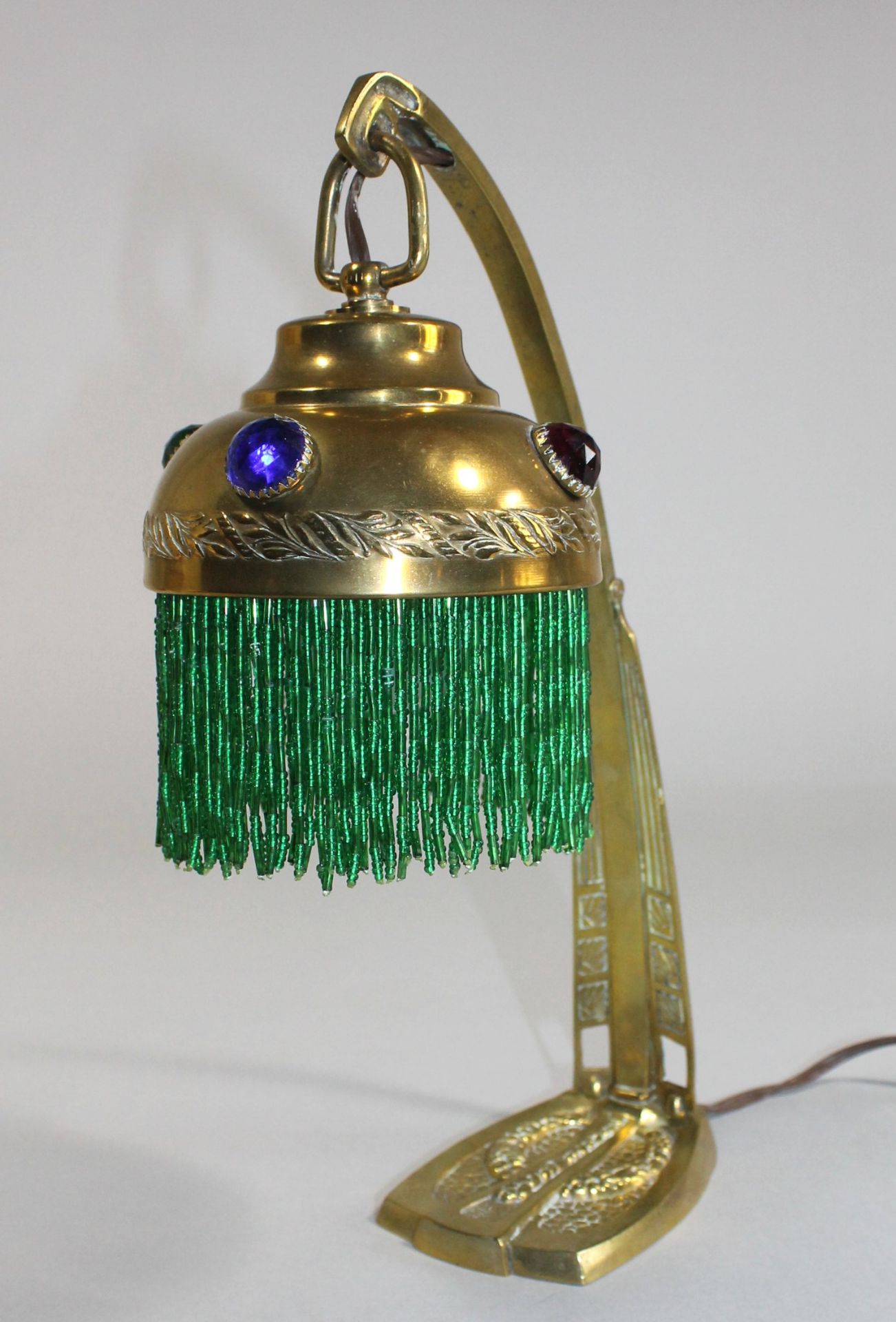 1 kleine Tischlampe Messing, Fuß und Schirm mit geprägtem Dekor, Schirm mit grünem