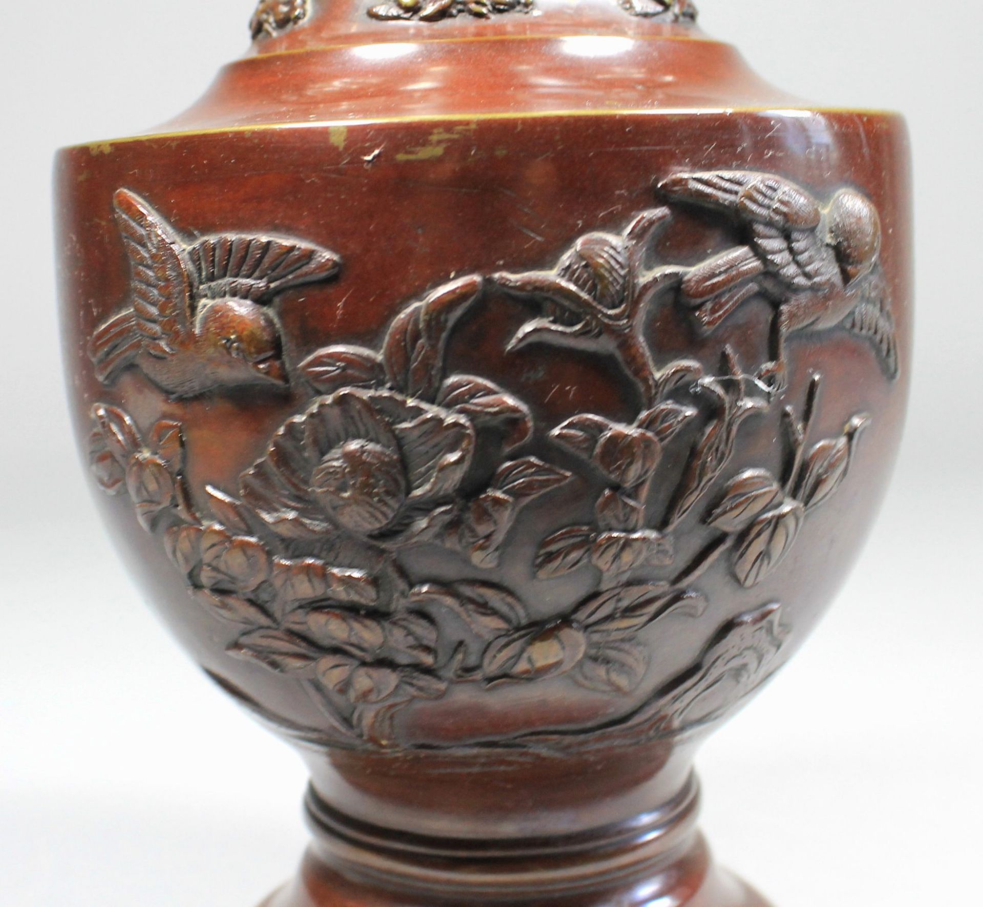 1 Vase Messing, bronziert, mit aufgelegtem asiatischen Reliefdekor, am Hals 2 stilisierte und - Bild 2 aus 4