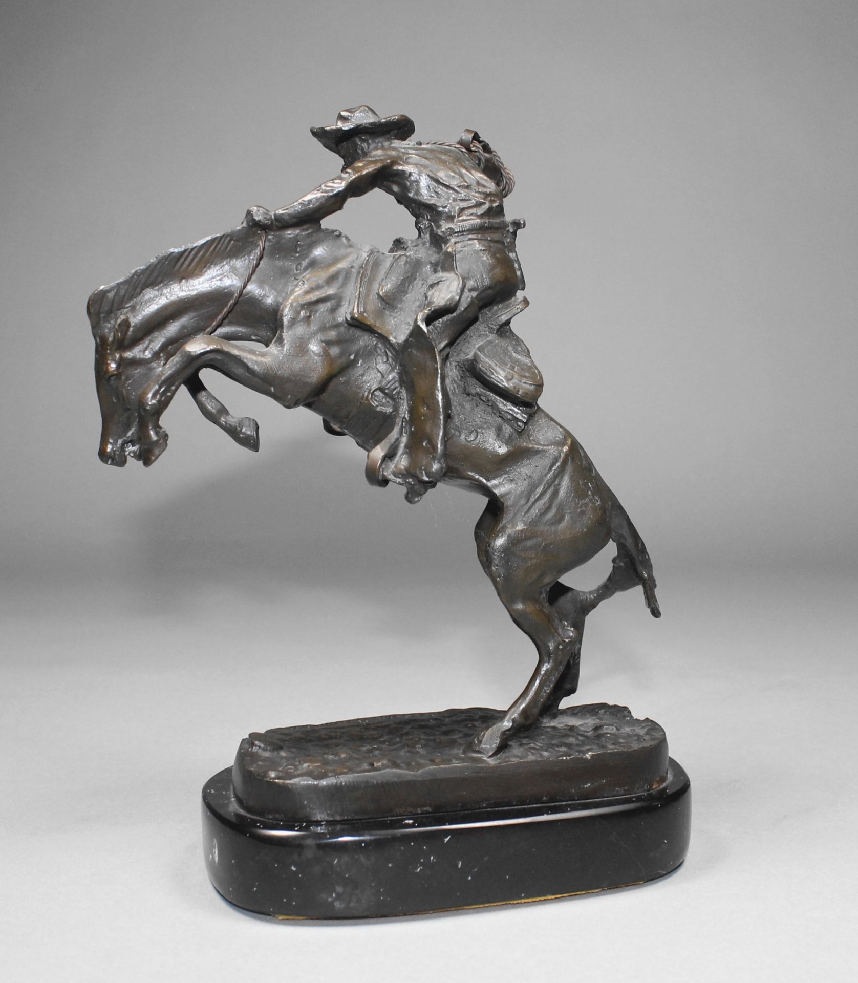 1 Bronzefigur auf ovaler Marmorplinthe "The Bronco Buster by Frederic Remington", mit Zertifikat, - Image 4 of 6