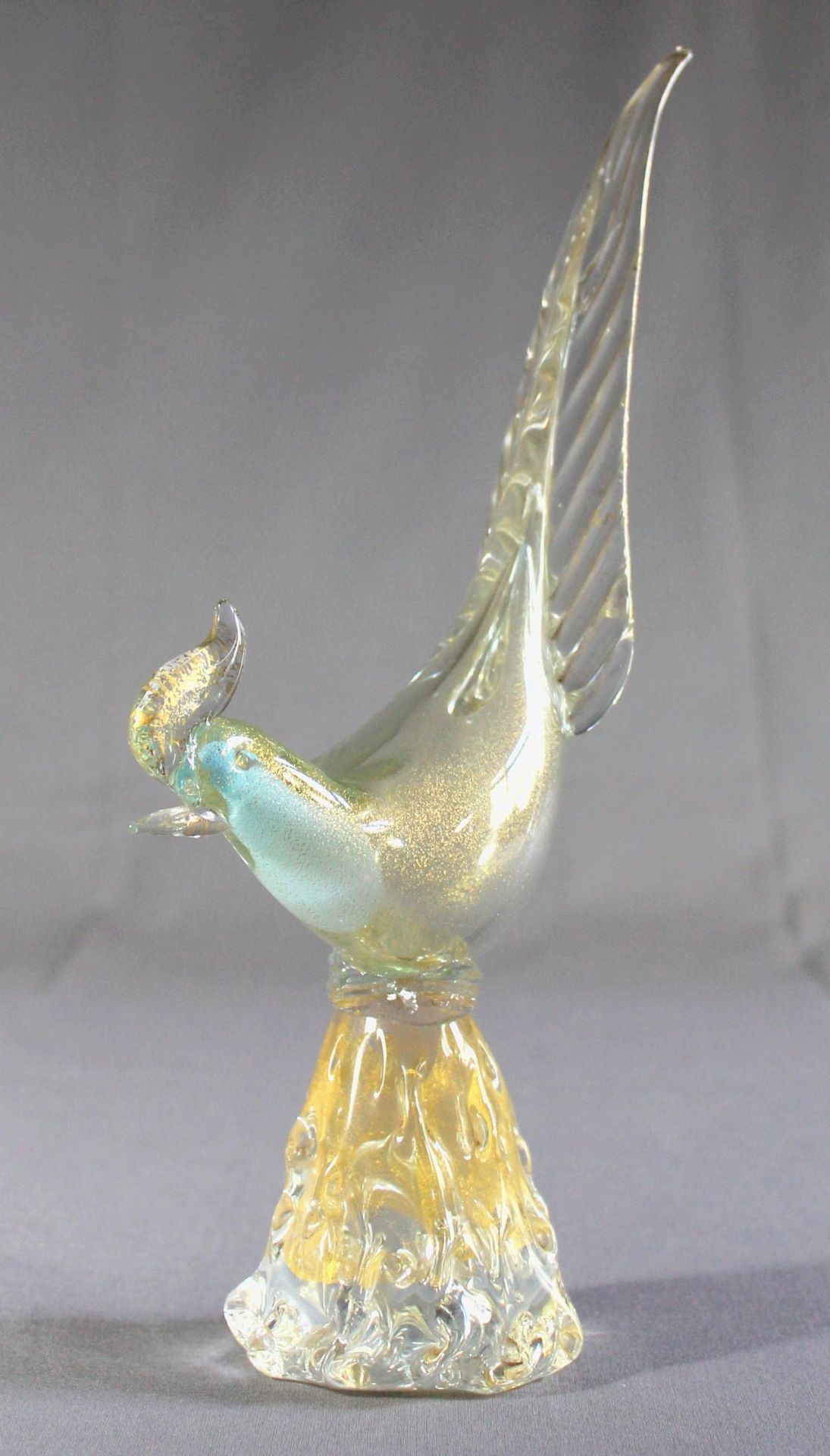 1 große Glasskulptur auf Sockel "Fasan", mit eingearbeiteten Goldpartikeln, wohl Murano, H ca. 31,