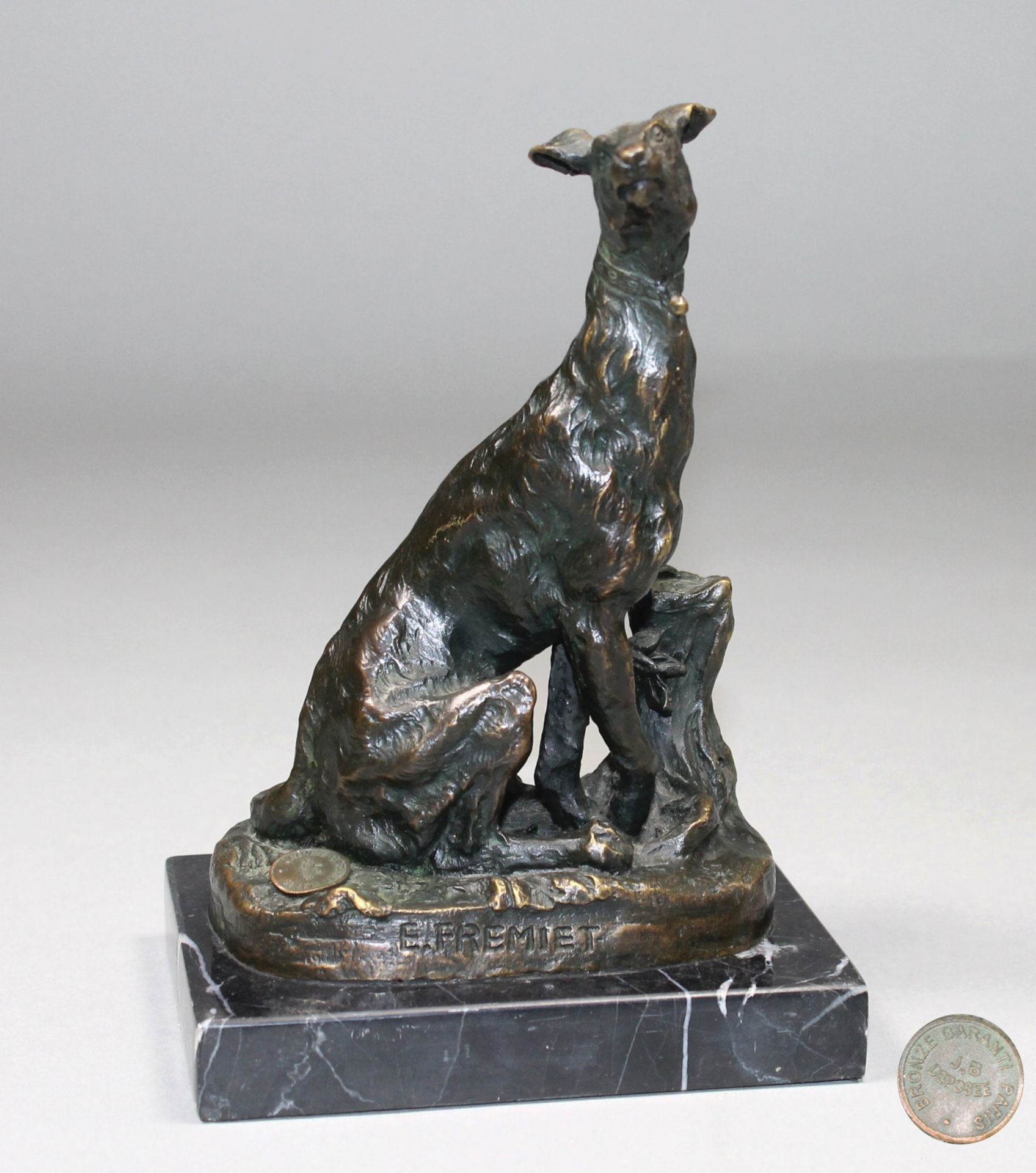 1 Bronzefigur auf Marmorplinthe "sitzender Windhund, angeleint an einem Baumstumpf", Bronze