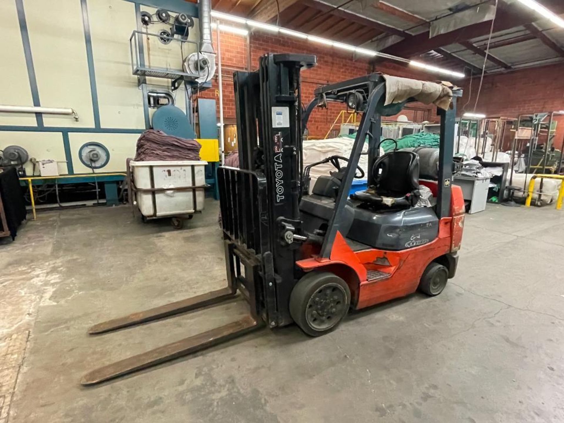 Toyota Forklift Model 7FGCU25 05017 capacity 4500Lbs. Gas - Image 2 of 5