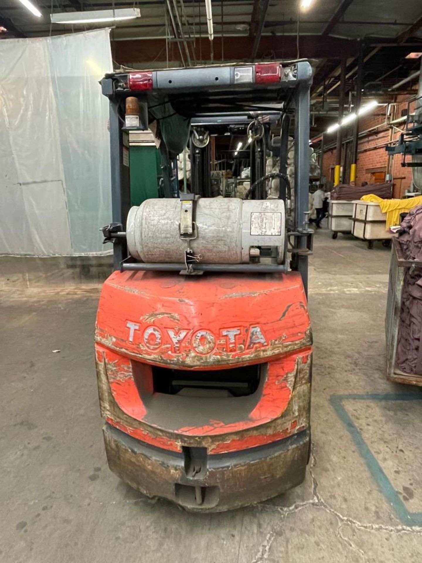 Toyota Forklift Model 7FGCU25 05017 capacity 4500Lbs. Gas - Image 3 of 5