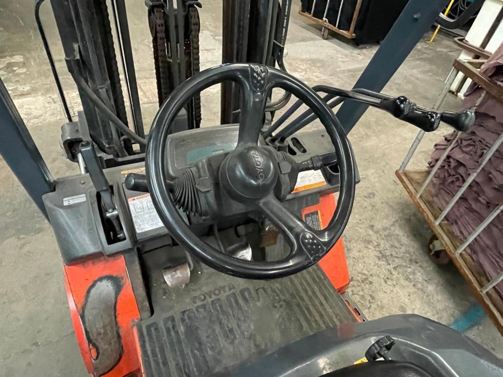 Toyota Forklift Model 7FGCU25 05017 capacity 4500Lbs. Gas - Image 4 of 5