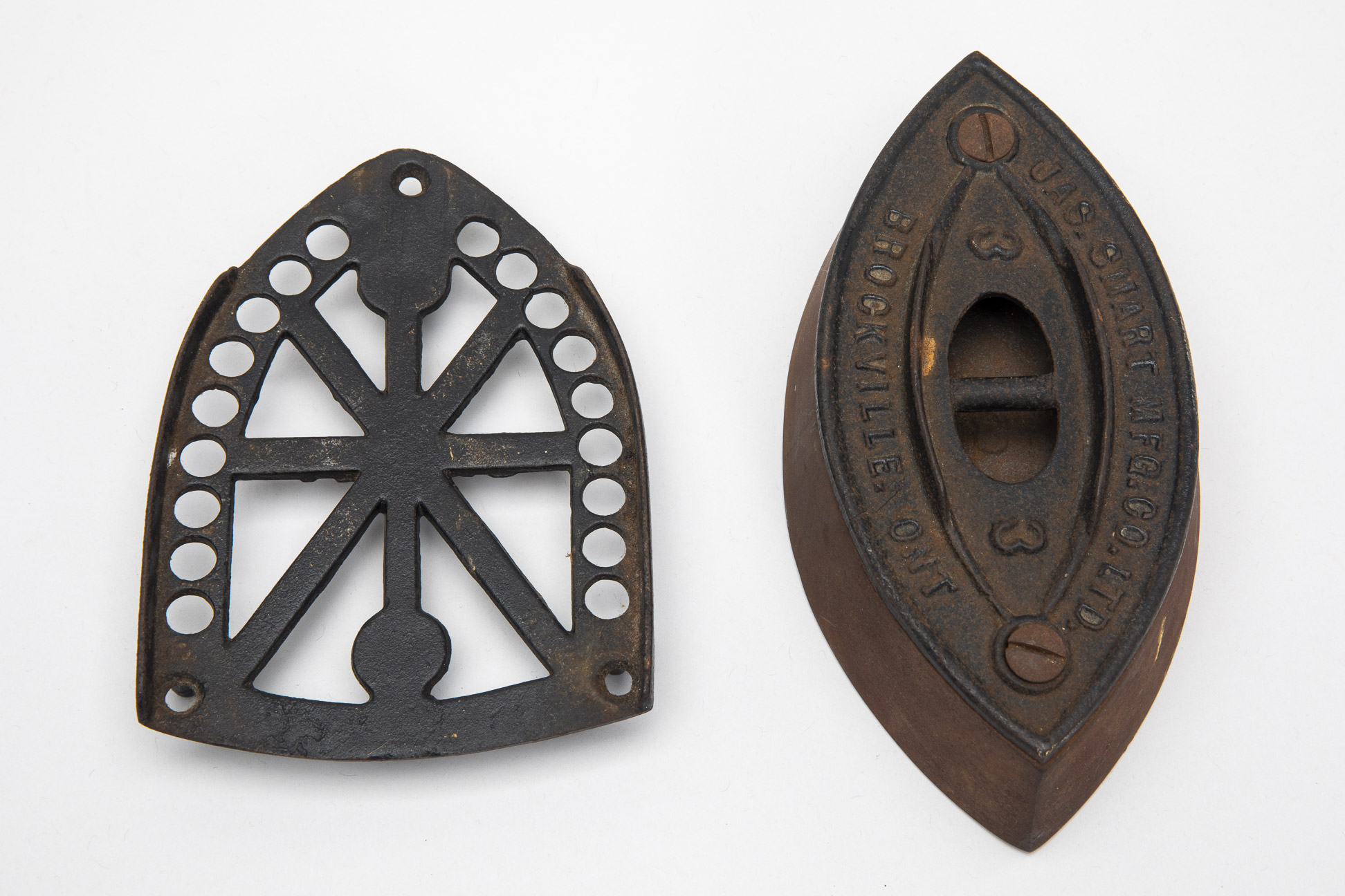 AN ANTIQUE AMERICAN CAST IRON IRON AND TRIVET - Image 3 of 3