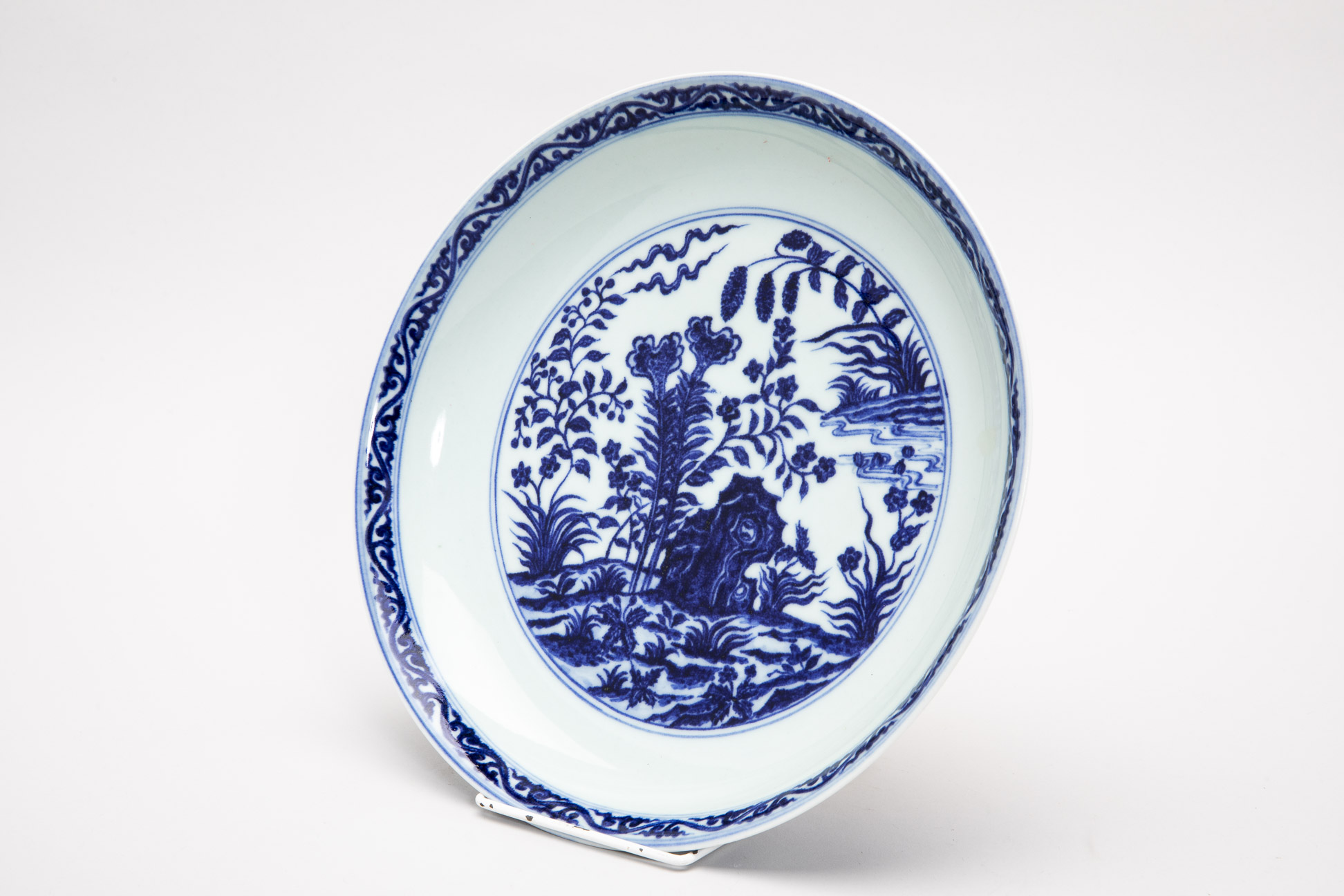 A BLUE AND WHITE PORCELAIN DISH - Image 2 of 3