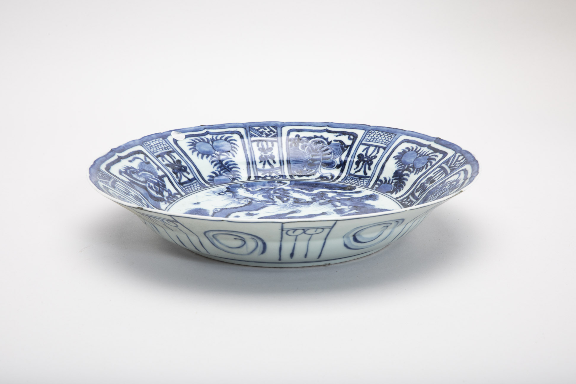 A BLUE AND WHITE PORCELAIN KRAAK STYLE CHARGER - Image 2 of 3
