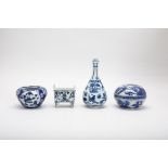 A GROUP OF CHINESE BLUE AND WHITE CERAMICS