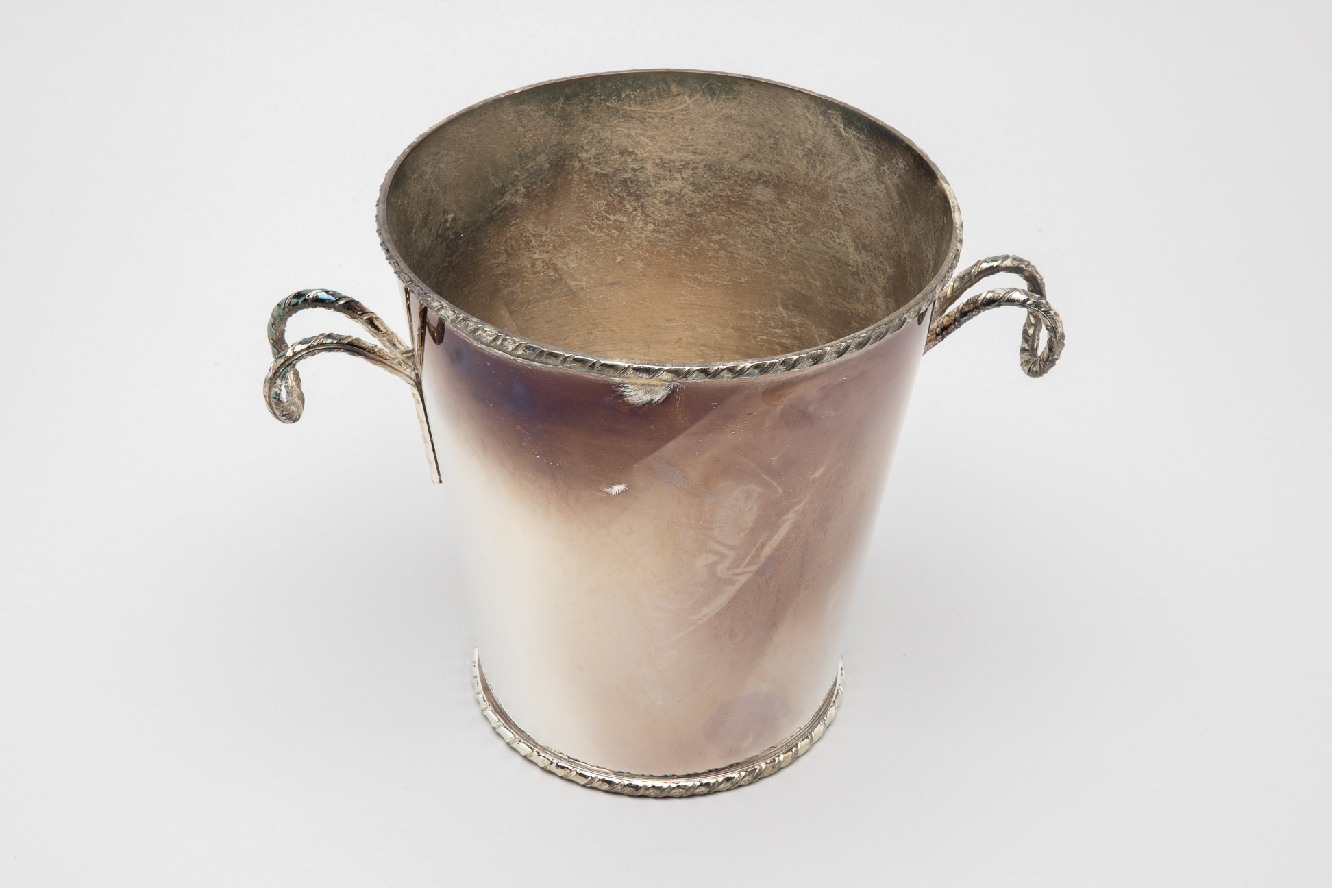 A SILVER PLATED TWIN HANDLED WINE COOLER (2) - Image 3 of 3