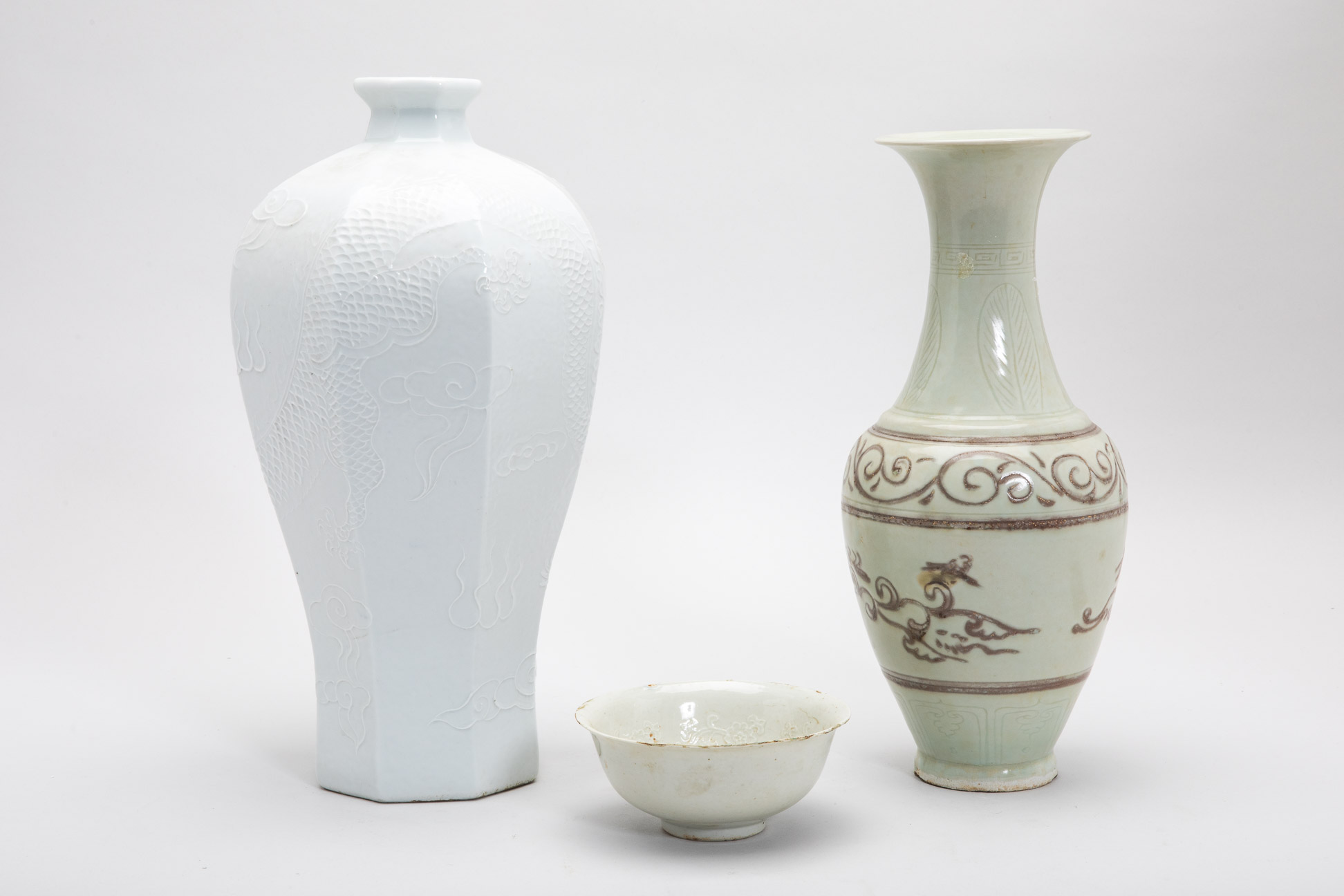 A GROUP OF CHINESE CERAMICS