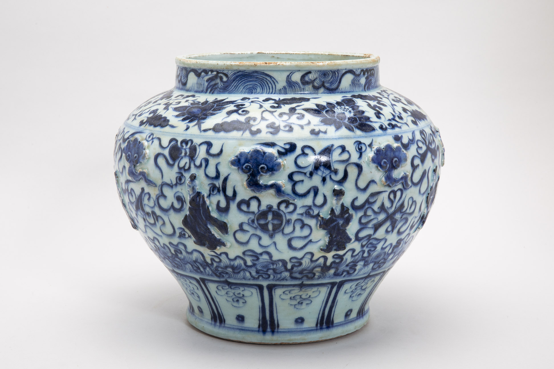 A BLUE AND WHITE PORCELAIN BALUSTER JAR