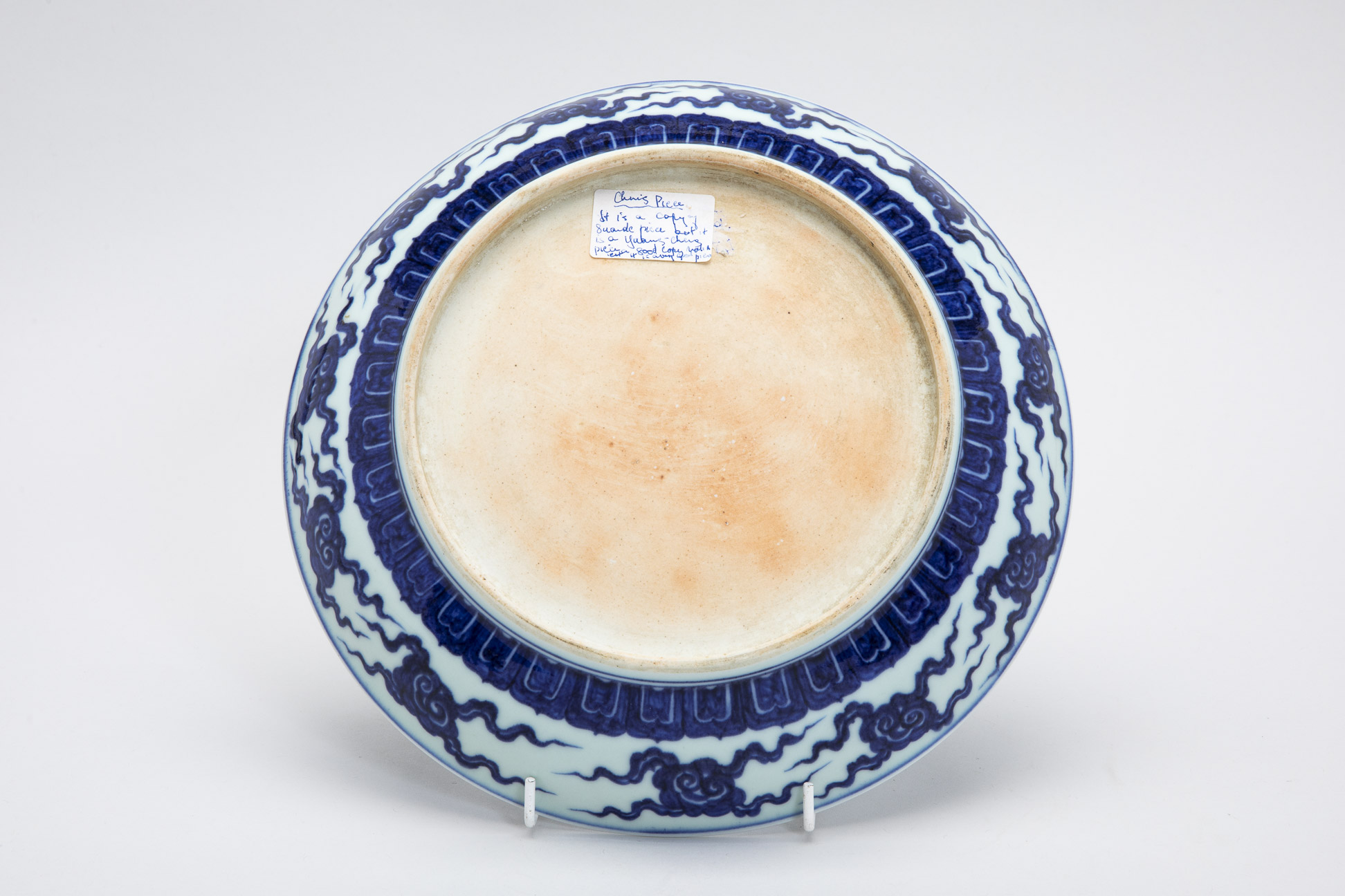 A BLUE AND WHITE PORCELAIN DISH - Image 3 of 3