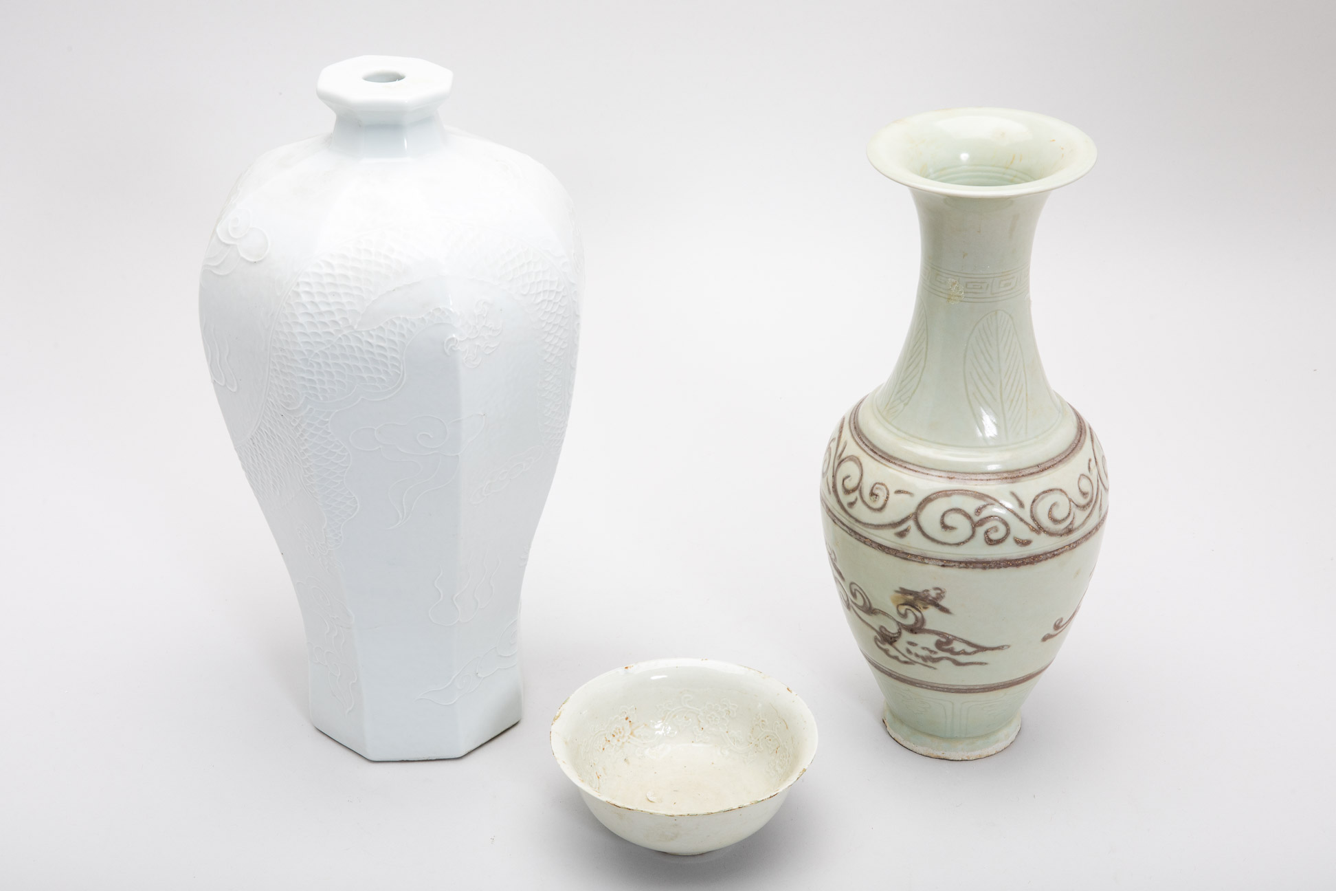 A GROUP OF CHINESE CERAMICS - Image 2 of 3