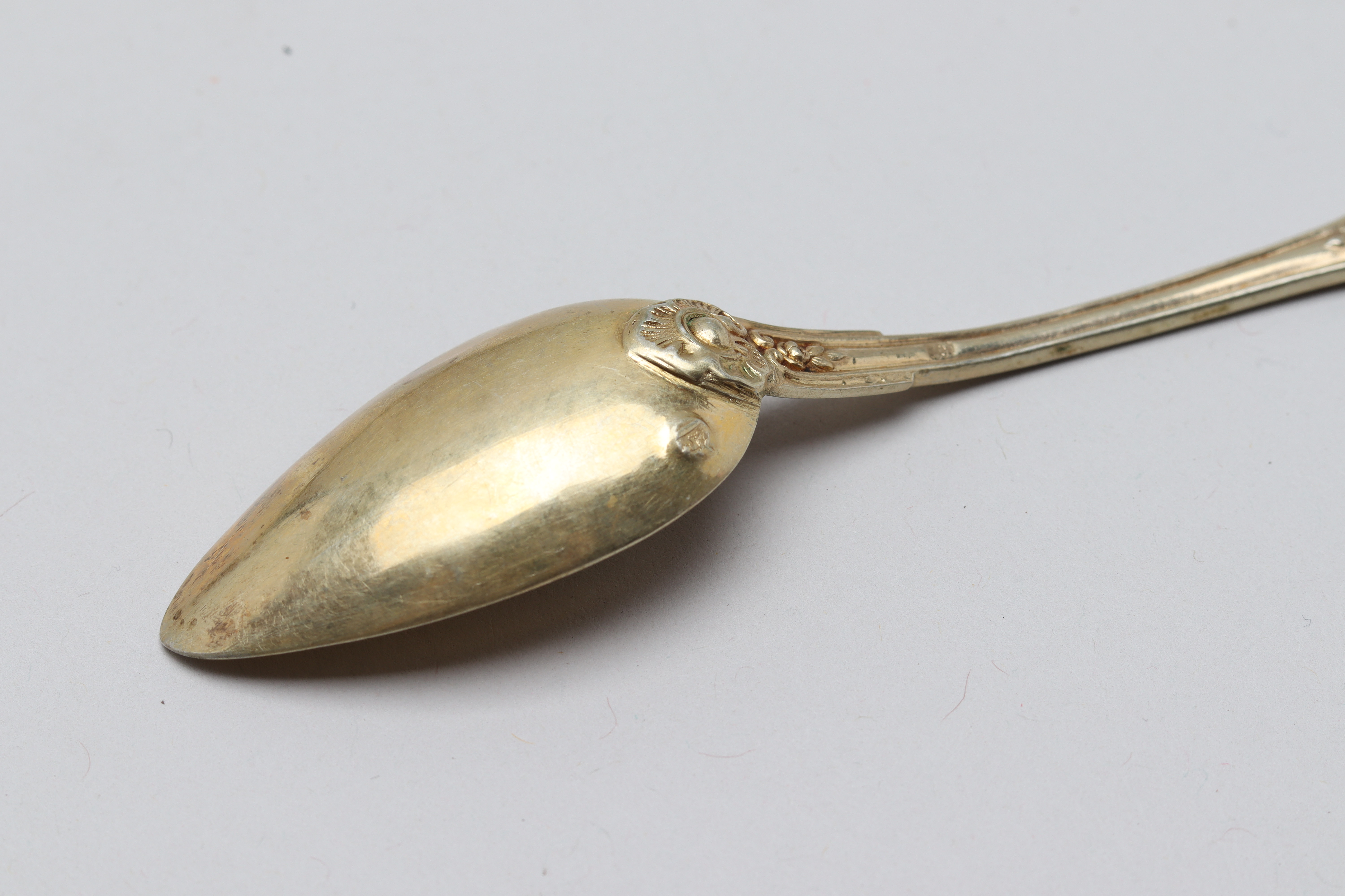 A SET OF TWELVE FRENCH SILVER TEA SPOONS AND TONGS - Image 3 of 5