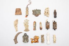 A QUANTITY OF HARDSTONE FIGURES, PENDANTS AND OTHER ITEMS