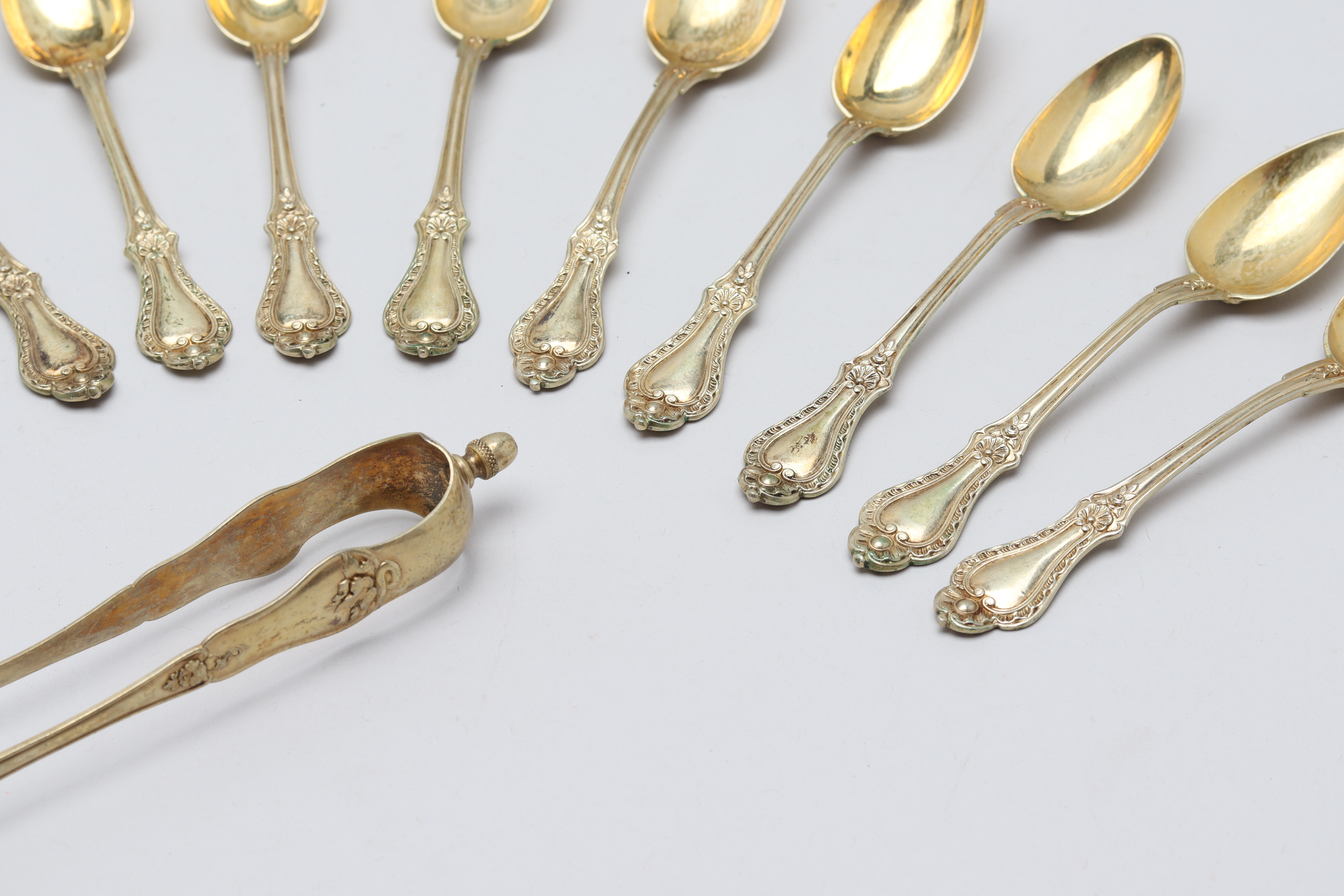 A SET OF TWELVE FRENCH SILVER TEA SPOONS AND TONGS - Image 2 of 5