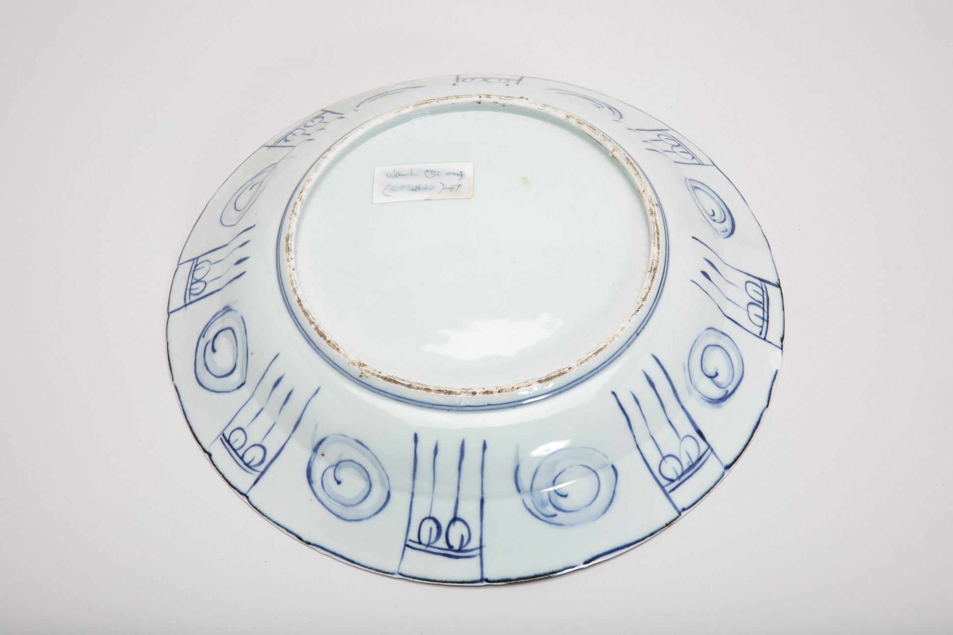 A BLUE AND WHITE PORCELAIN KRAAK STYLE CHARGER - Image 3 of 3