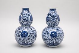 A PAIR OF BLUE AND WHITE DOUBLE GOURD 'HULUPING' VASES