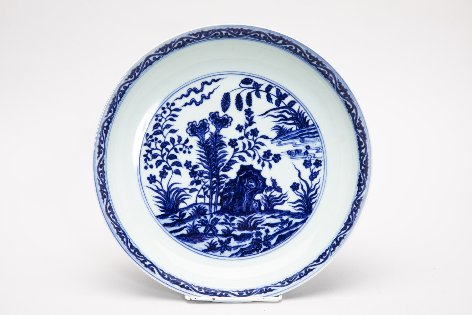 A BLUE AND WHITE PORCELAIN DISH