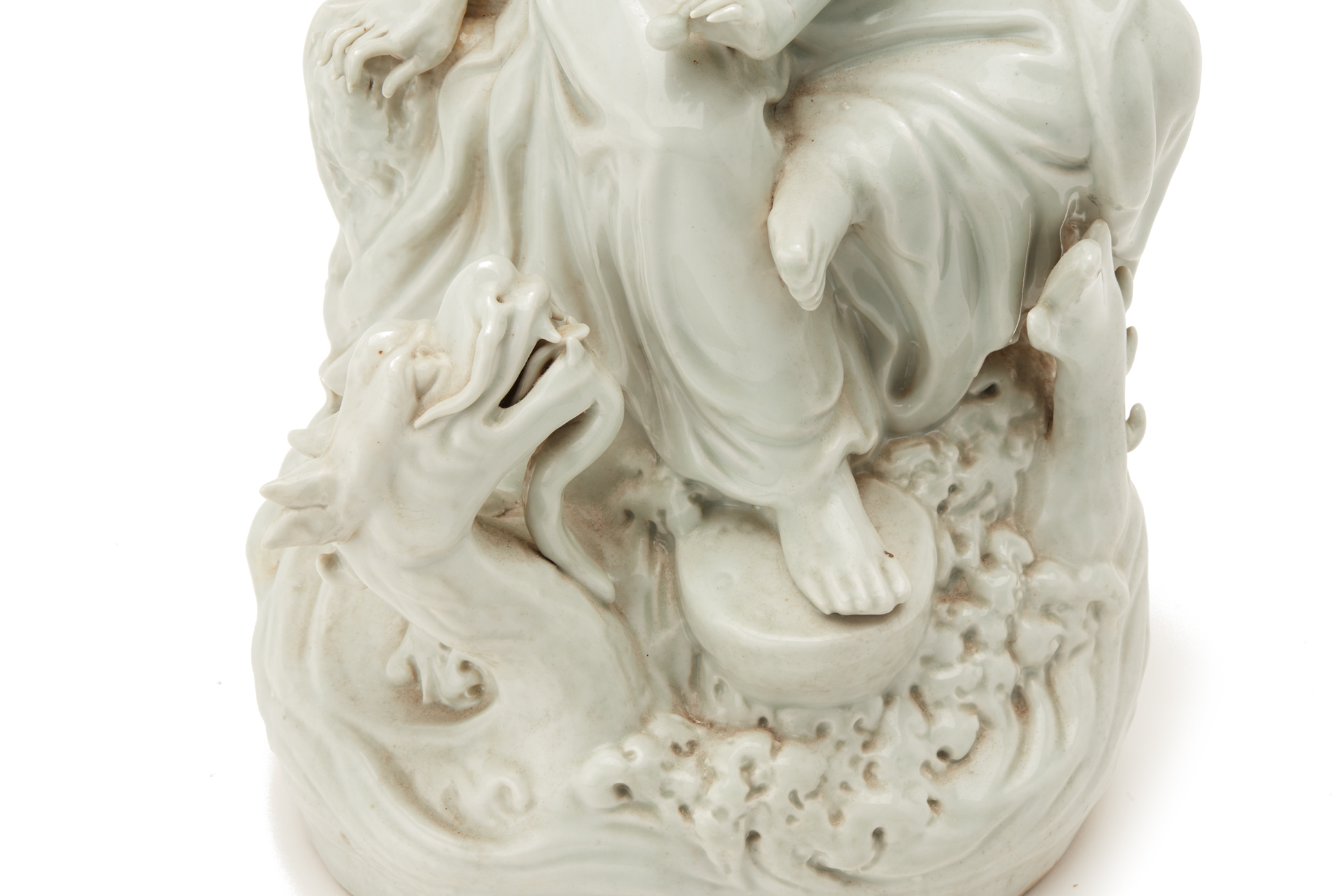 A CHINESE BLANC DE CHINE FIGURE OF GUANYIN - Image 2 of 4