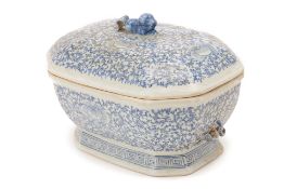 A BLUE AND WHITE PORCELAIN SOUP TUREEN AND COVER
